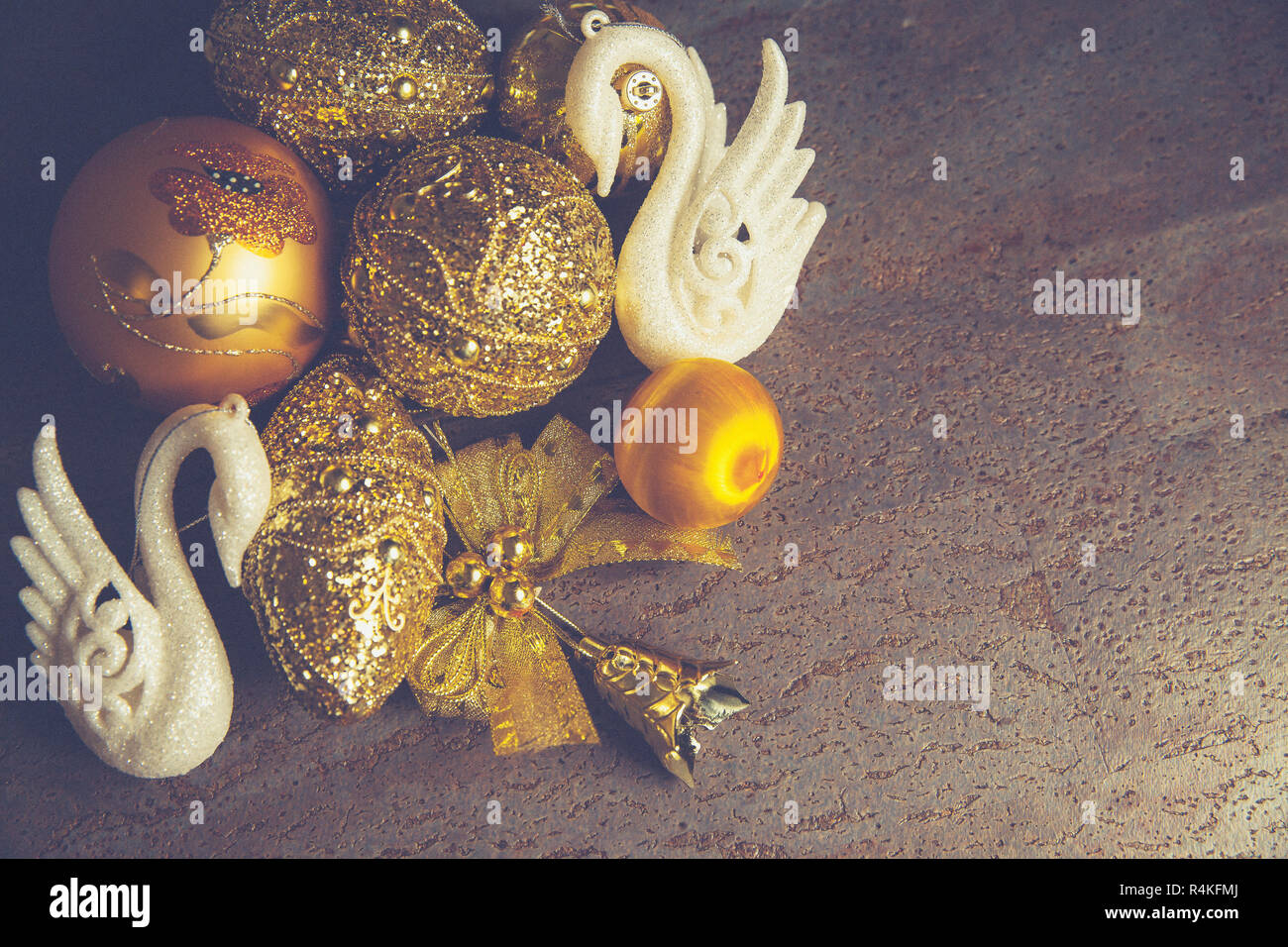 Vini spumanti Natale 2019 con sfondo dorato e un decor bianco Foto Stock