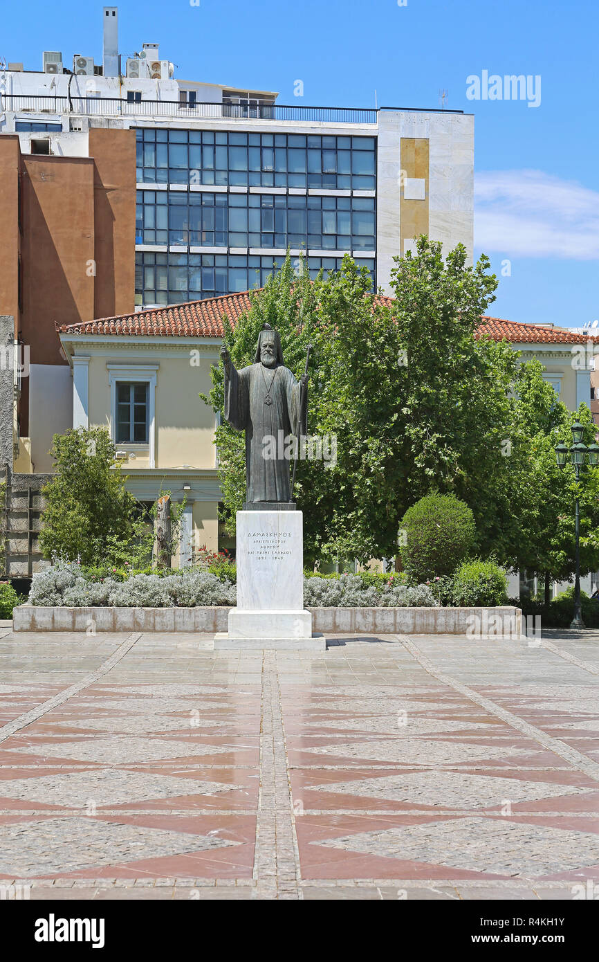 ATHENS, Grecia - 05 Maggio: Statua di arcivescovo Damaskinos ad Atene il 05 maggio 2015. Damaskinos Papandreou di Atene monumento di Platia Mitropoleos in Foto Stock