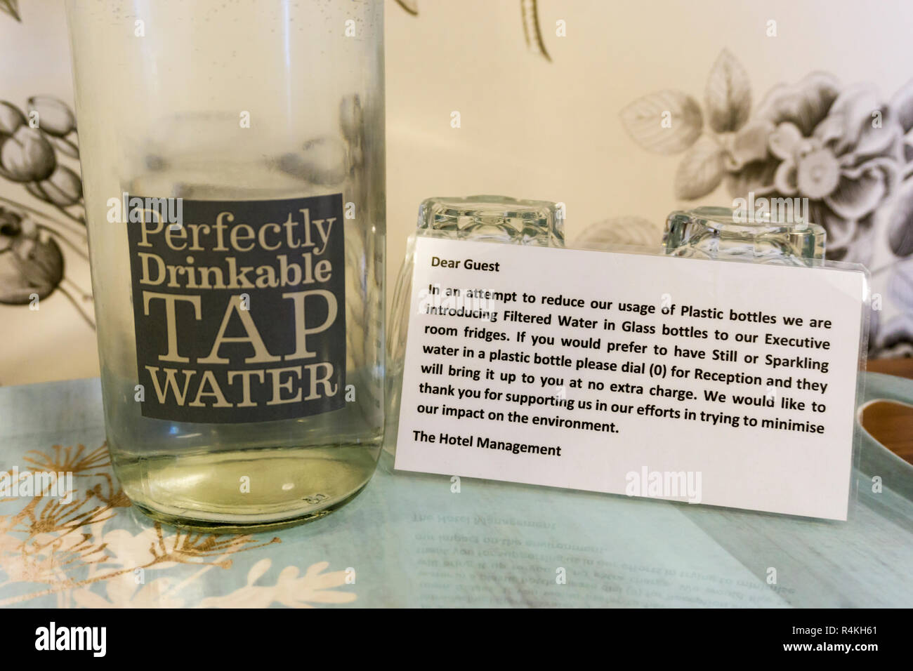 Hotel riduce l'uso di plastica realizzando delle bottiglie di vetro di acqua di rubinetto fredda invece di bottiglie di plastica di acqua minerale. Foto Stock