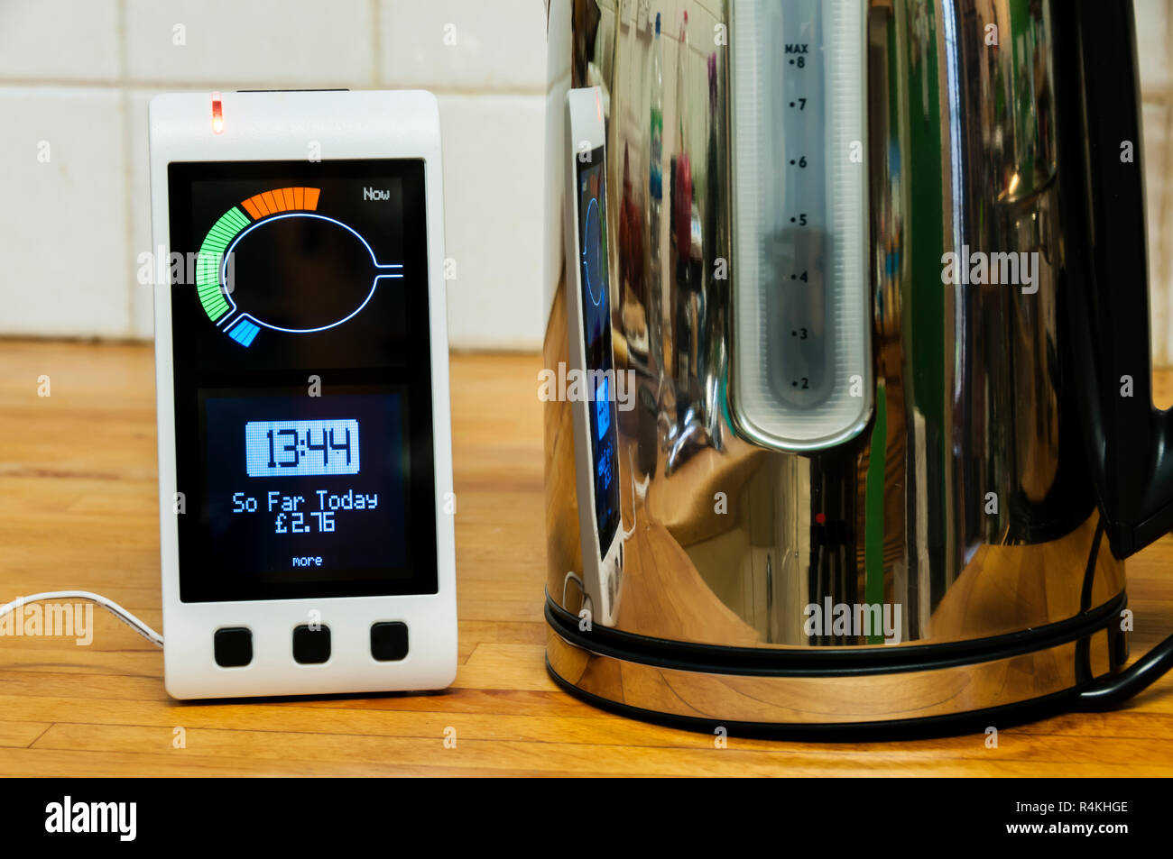 Una geo-Smart Meter forniti da EDF energia in una cucina domestica. Mostra costo di energia consumata durante il giorno. Foto Stock