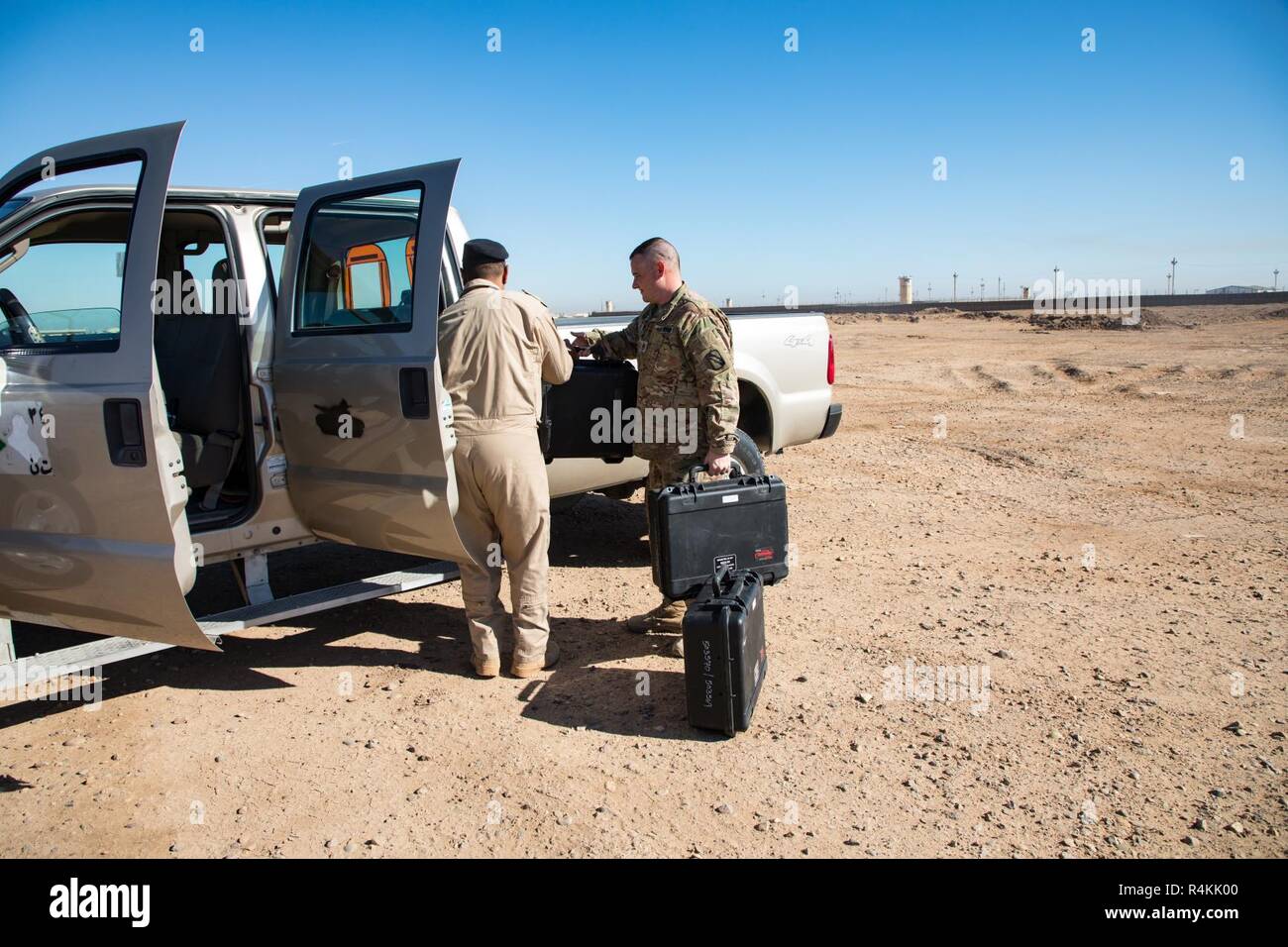 Stati Uniti Il personale dell'esercito Sgt. Richard Haynes con Task Force India Bravo, 1-98th cavalleria, dismissioni biometrico di unità di raccolta per il reggimento Recon del nono iracheno Divisione Armor. Queste unità verranno utilizzate durante le operazioni e che comprendono il punto di controllo delle operazioni e utilizzato per la scansione di singoli individui provenienti sull'esercito iracheno lato a Camp Taji, Iraq, nov. 01, 2018. L'obiettivo del 1-98th cavalleria è contribuire alla modernizzazione della 9° divisione iracheno in una consulenza, assistenza, accompagnare e dotare la missione. Foto Stock