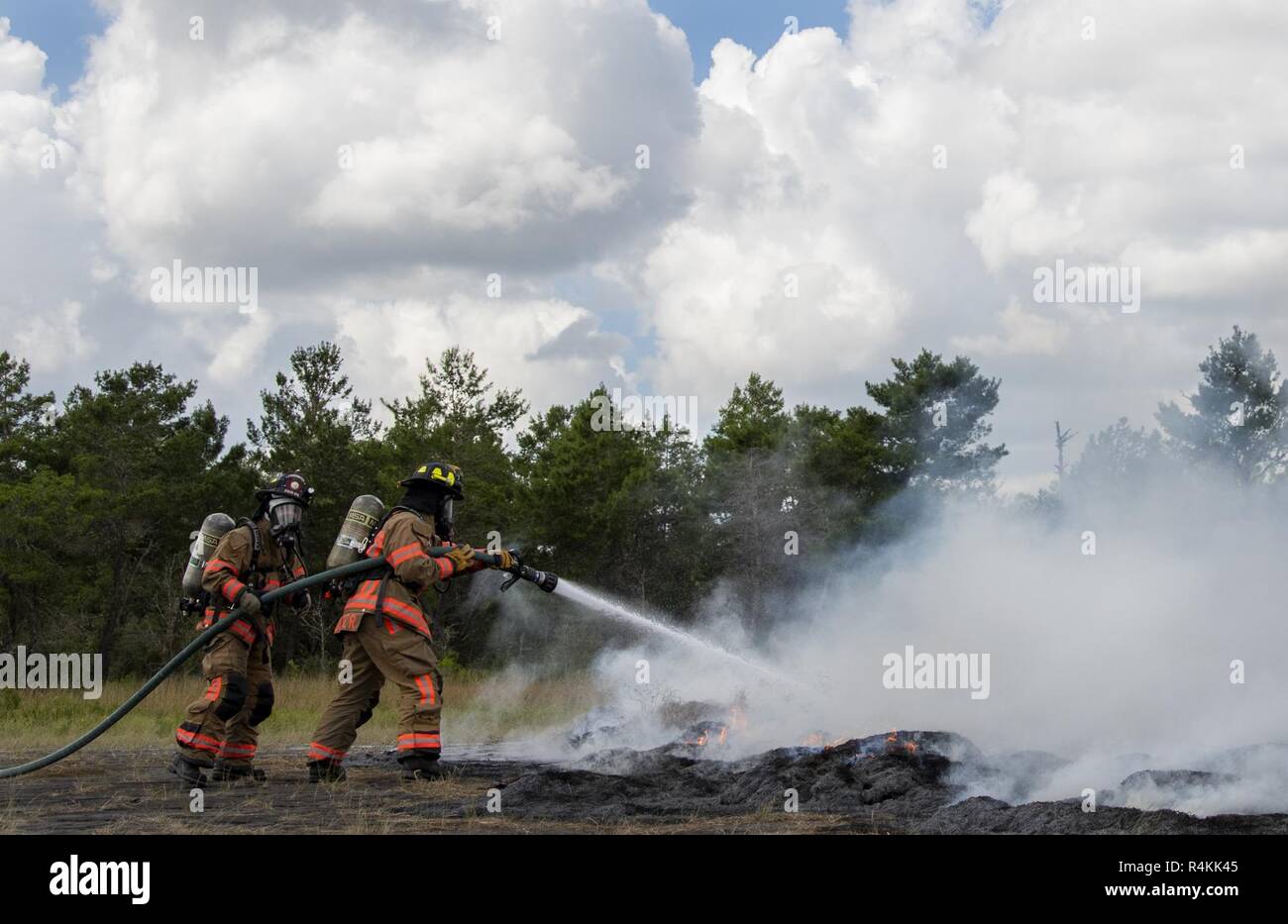 96Ala Test vigili del fuoco incendi di battaglia intorno a una simulazione di elicottero incidente durante un incidente di massa esercizio ottobre 3 a Eglin Air Force Base, Fla. Sistema comunitario di esercitare nel profondo della gamma Eglin compresi 96TW primi responder, 6 Ranger del battaglione di Formazione personale, Okala County primi responder tra gli altri. L'esercizio di valutazione azioni Ranger e la base e le risposte locali sia per la caduta di un fulmine e elicottero incidente. Foto Stock