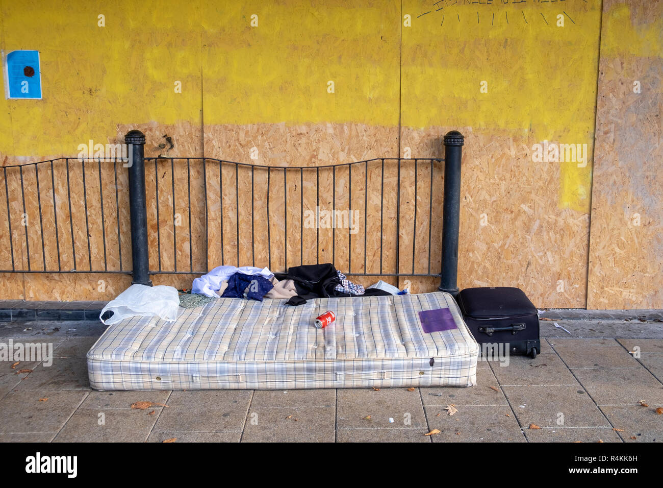 La persona senza dimora il materasso, vestiti e custodia Foto stock - Alamy