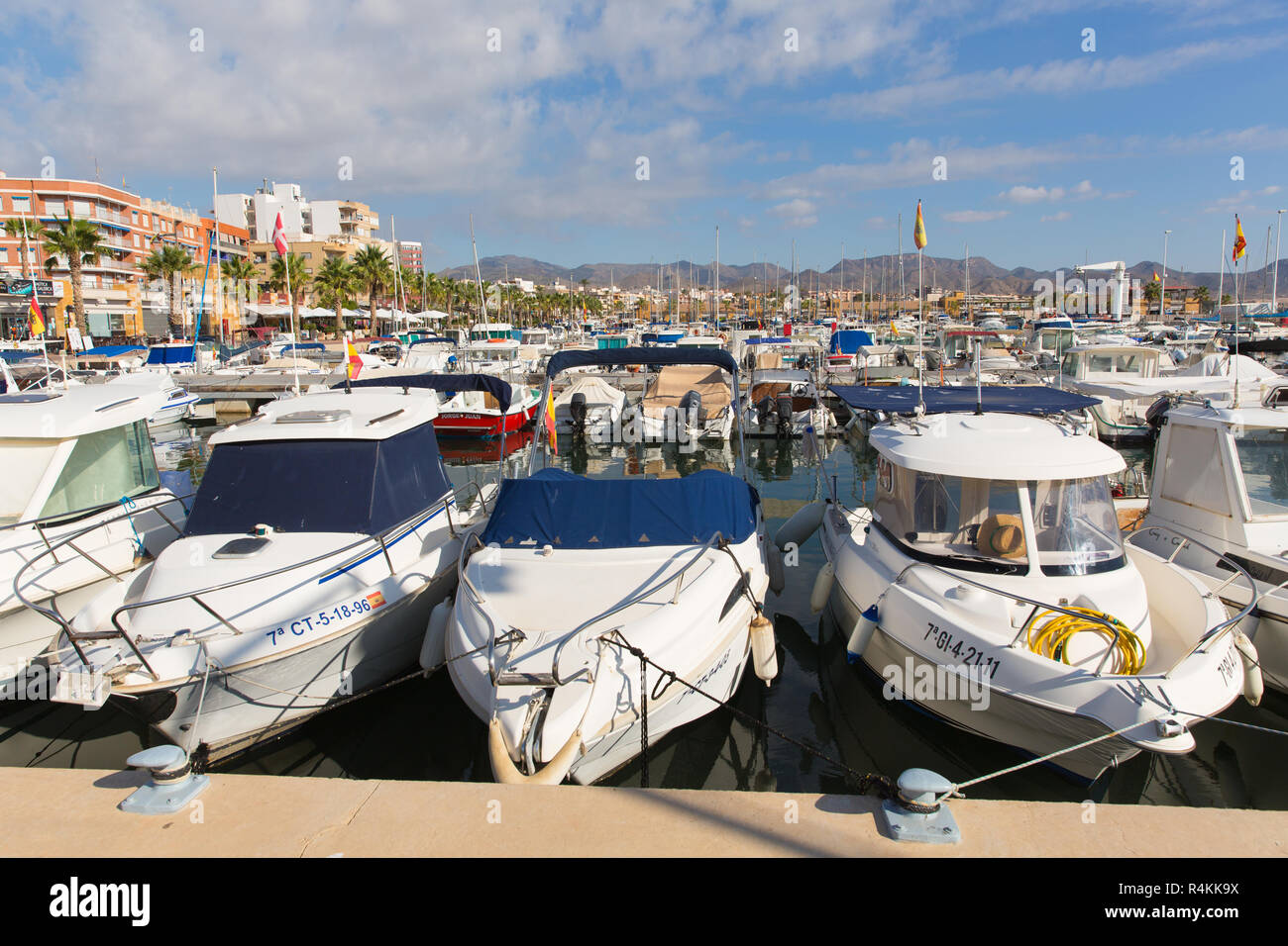 Barche ormeggiate a Puerto de Mazarron con cielo blu Foto Stock