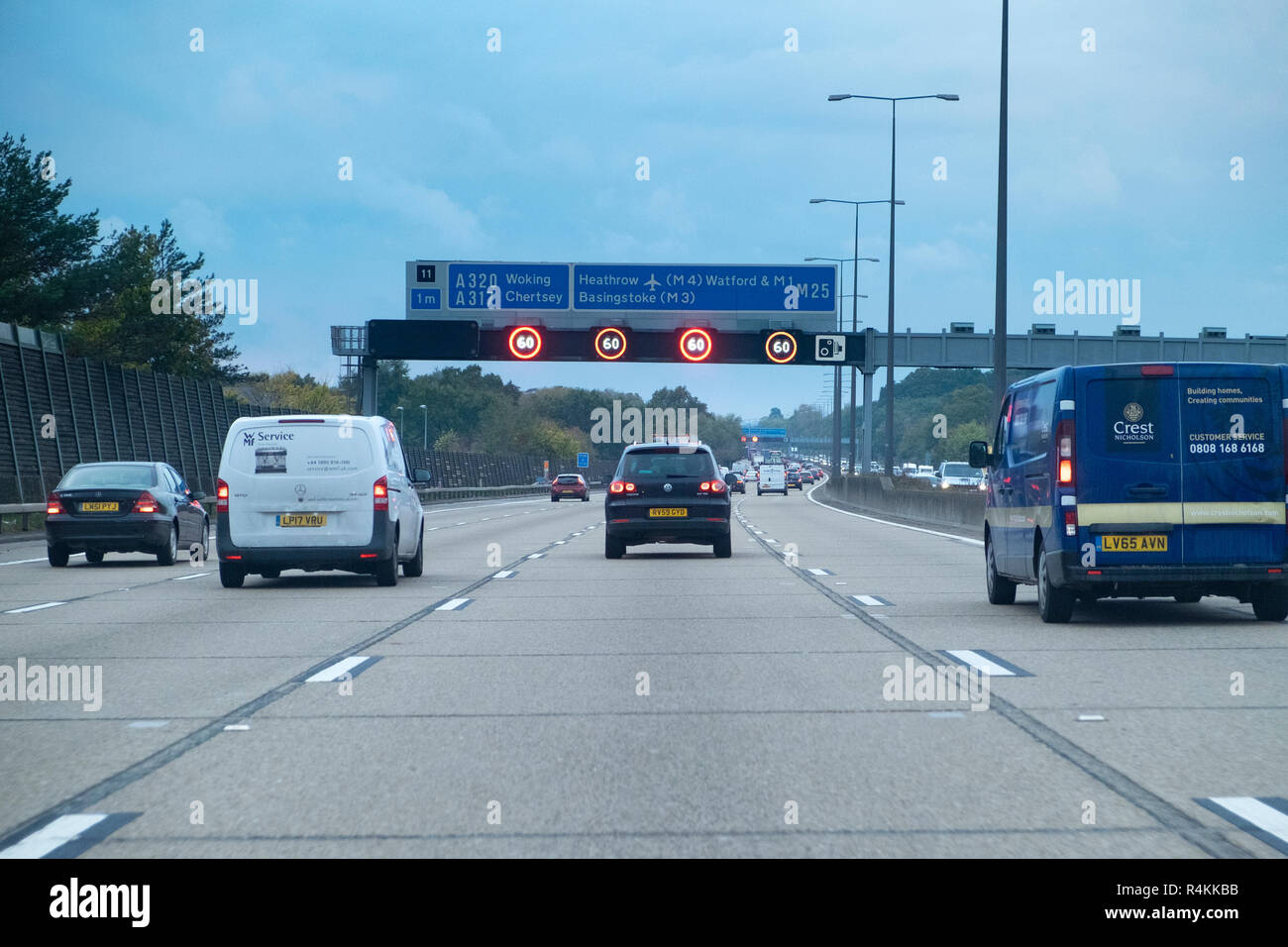 M25 Autostrada con 60mph velocità segni limite illuminato Foto Stock