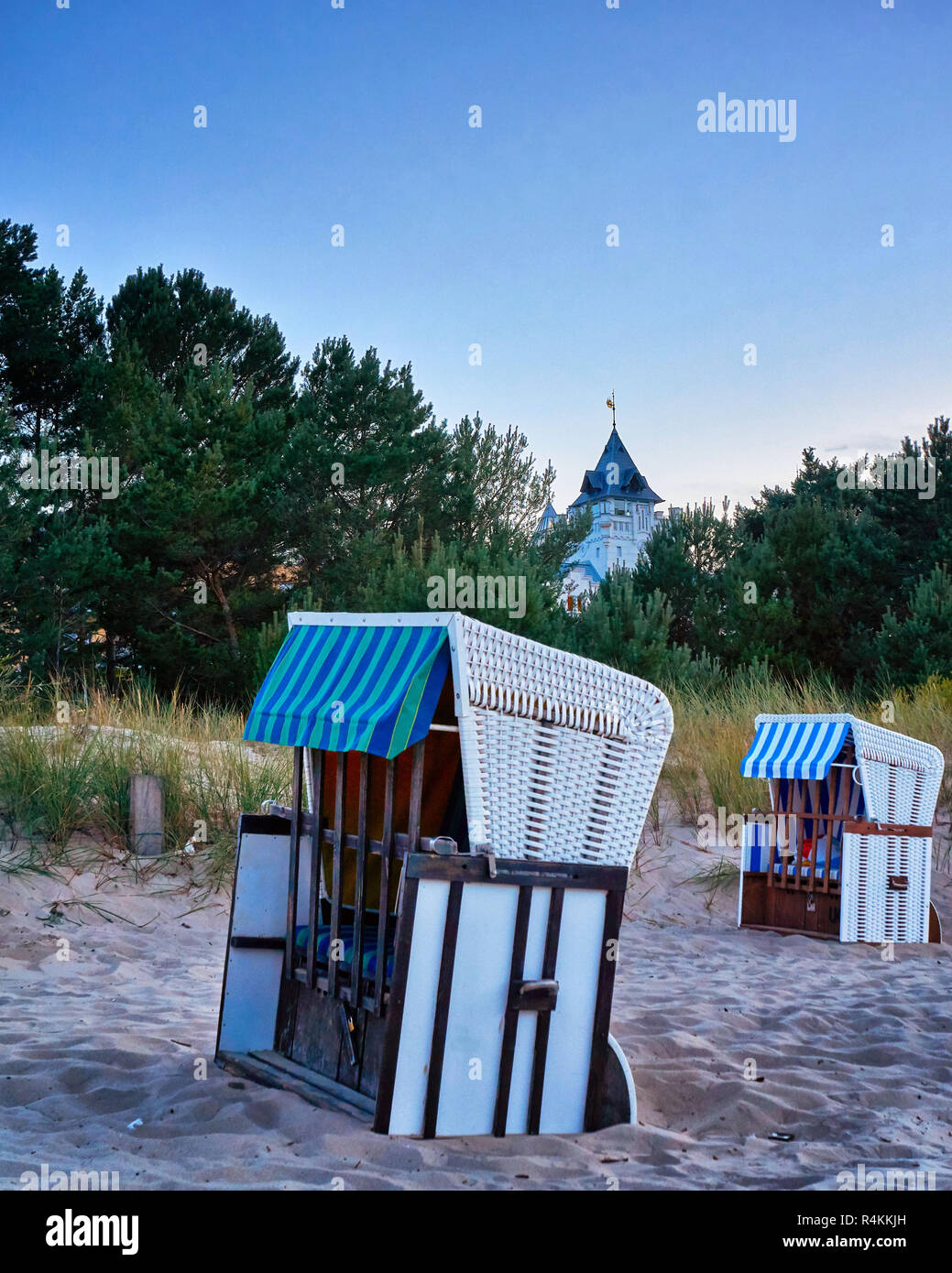 Spiaggia la sera con sedie da spiaggia. Ahlbeck, Germania Foto Stock