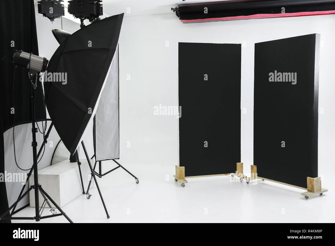 Vuota studio fotografico professionale con apparecchi di illuminazione Foto Stock
