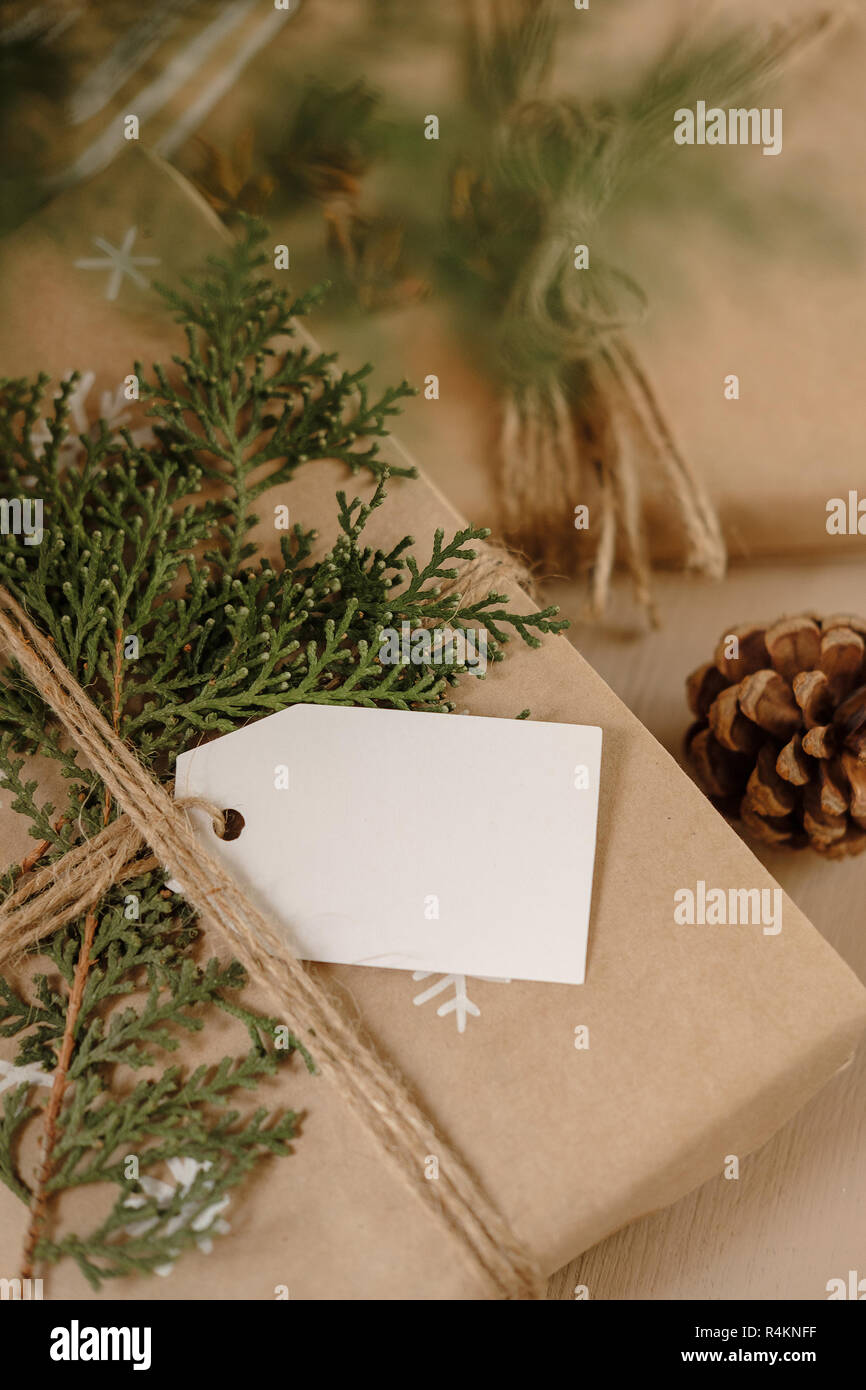 Blank Gift tag su elegante vintage regalo di Natale scatola. Regali di natale con decorazioni fatte a mano. Close up. Mockup. Copia dello spazio. Foto Stock