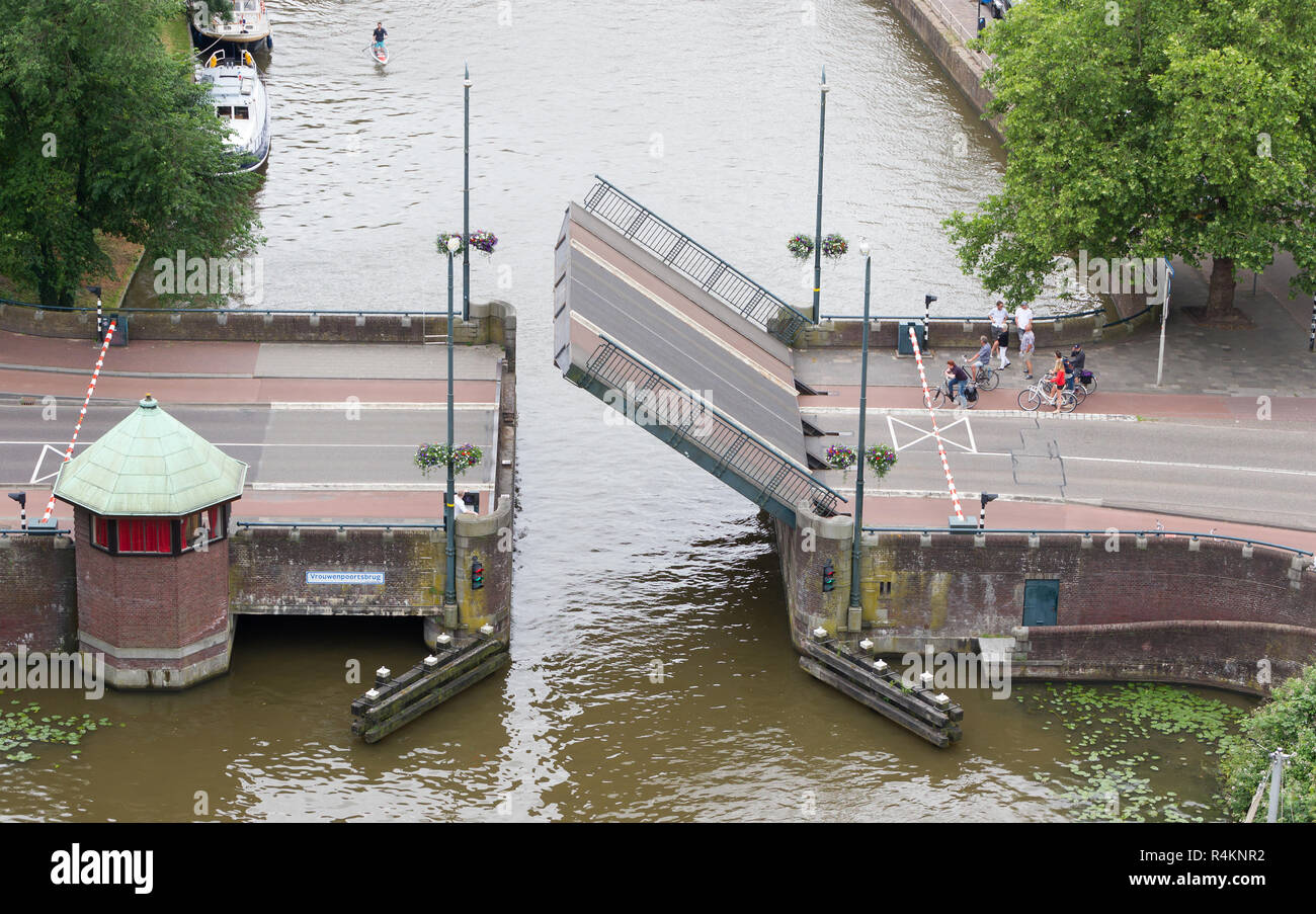 Leeuwarden, Paesi Bassi, 10 giugno 2018: ponte aperto nelle vie navigabili olandesi durante la stagione turistica su Giugno 10, 2018 in Leeuwarden, Paesi Bassi Foto Stock