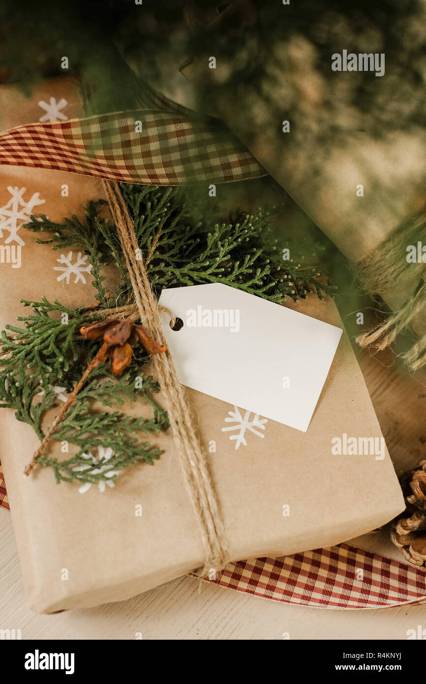 Blank Gift tag su elegante vintage regalo di Natale scatola. Regali di natale con decorazioni fatte a mano. Close up. Mockup. Copia dello spazio. Foto Stock
