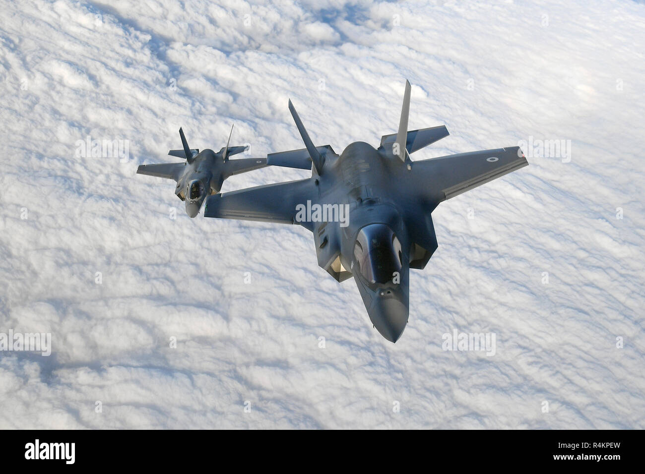 Una coppia di RAF F-35B fulmini getti stealth oltre il canale in lingua inglese durante il funzionamento di punto in bianco, che in primo piano le capacità aerea della RAF, United States Air Force e la francese Air Force. Foto Stock