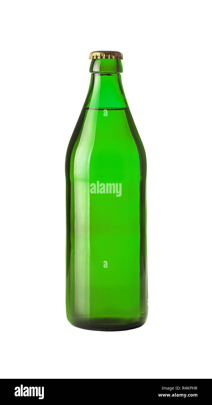 Chiudere uno pieno di vetro verde bottiglia di birra lager senza etichetta isolati su sfondo bianco, basso angolo vista laterale Foto Stock