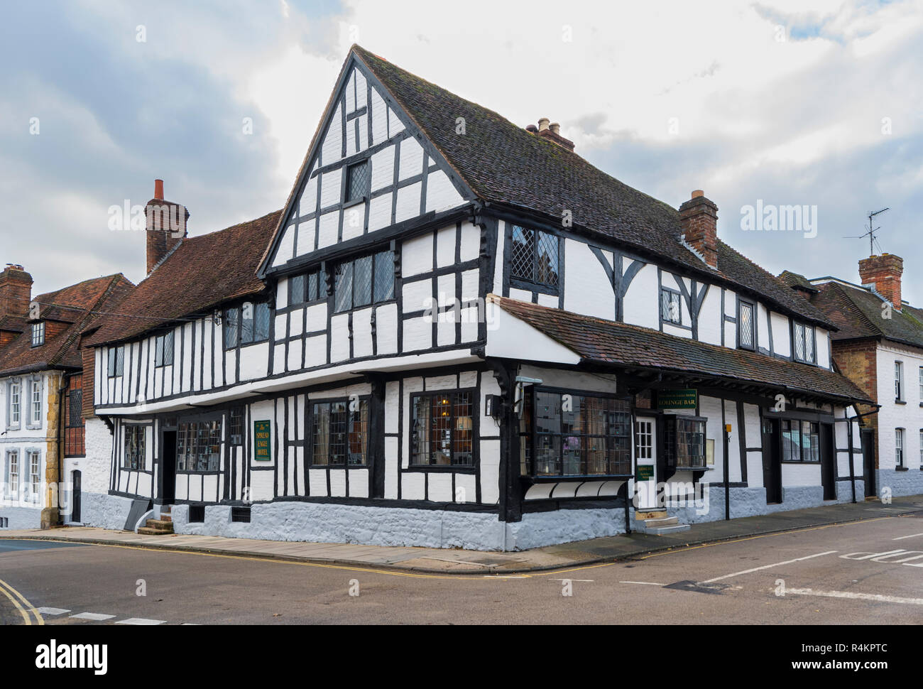 Il lounge bar del Spread Eagle Hotel è un lussuoso hotel britannici in un 1400 old Coaching Inn edificio a Midhurst, West Sussex, in Inghilterra, Regno Unito. Foto Stock