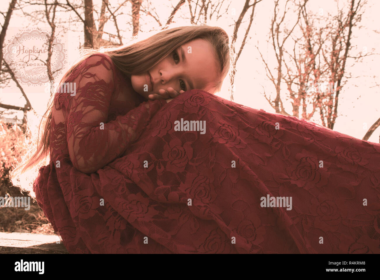 Una bruna modello nella foresta in abito rosso semplice bellezza e poise con l' eleganza di una principessa nel bosco disponibile con o senza logo in filigrana Foto Stock