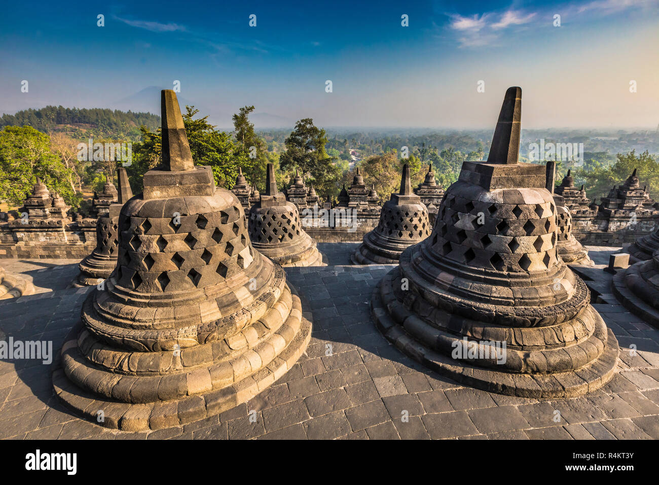 Buddist tempio Borobudur su sfondo al tramonto. Yogyakarta. Java, Indonesia Foto Stock