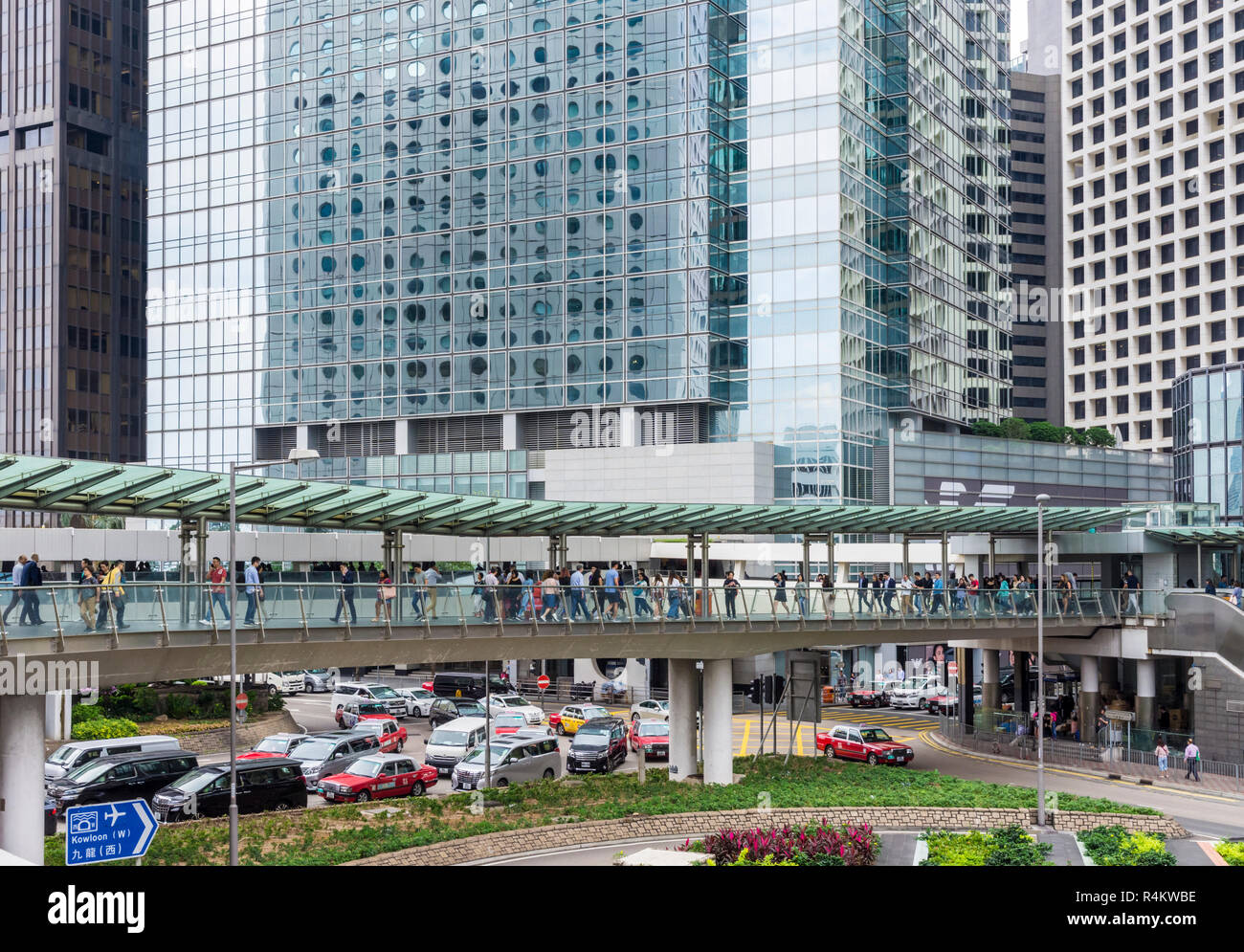 Elevata passaggi pedonali che collegano gli edifici prendere i pedoni per la sicurezza al di sopra del traffico in Hong Kong della zona centrale, Isola di Hong Kong, Hong Kong, Cina Foto Stock