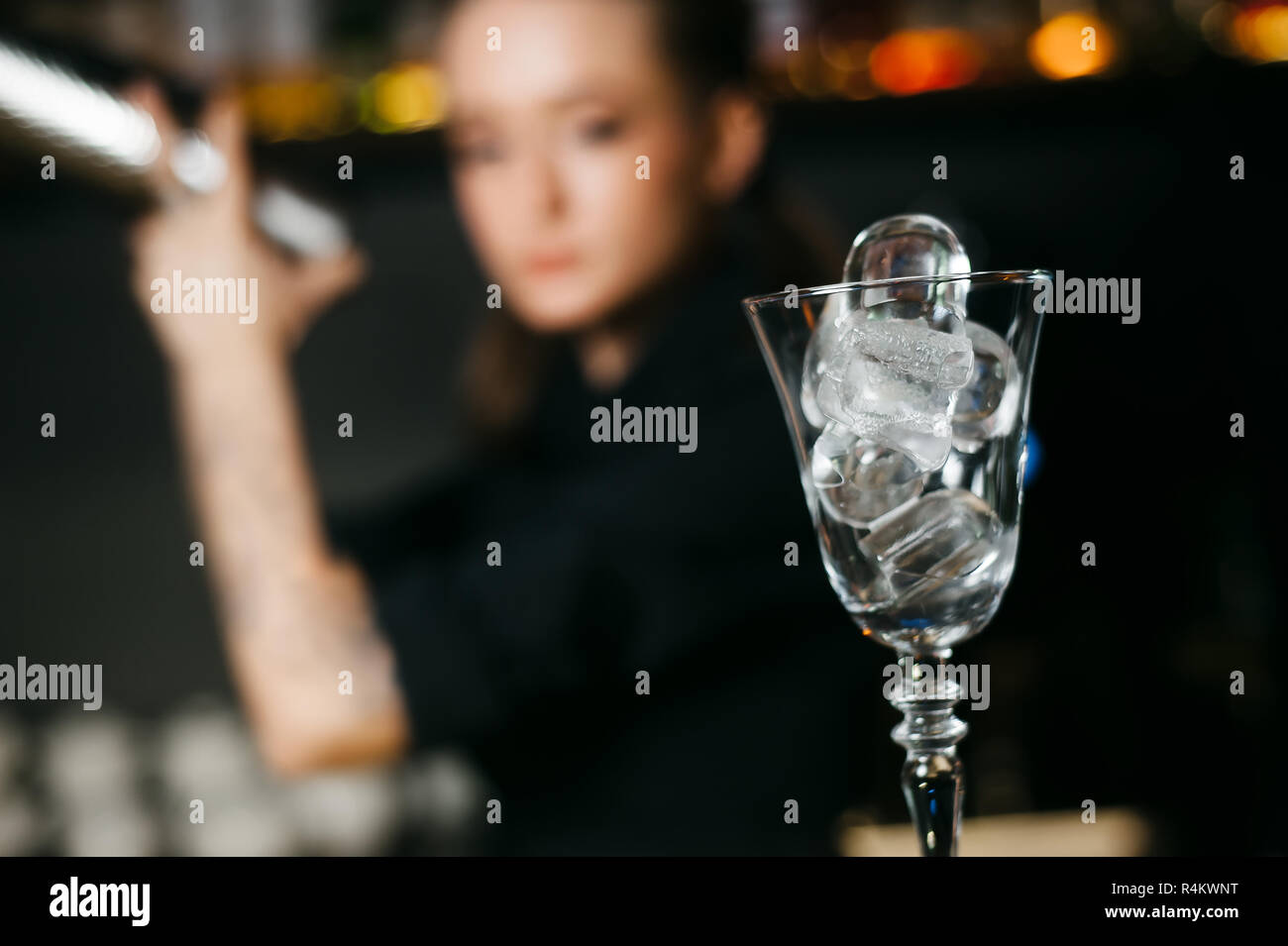 Preparazione cocktail. Il barman coocks una bevanda presso il bar contatore. Foto Stock