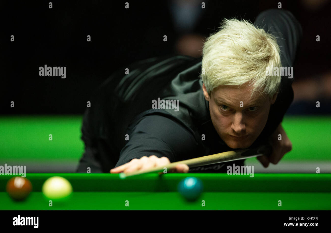 Neil Robertson durante la sua partita contro Kishan Hirani durante il giorno uno del Betway campionato britannico al York Barbican. Foto Stock