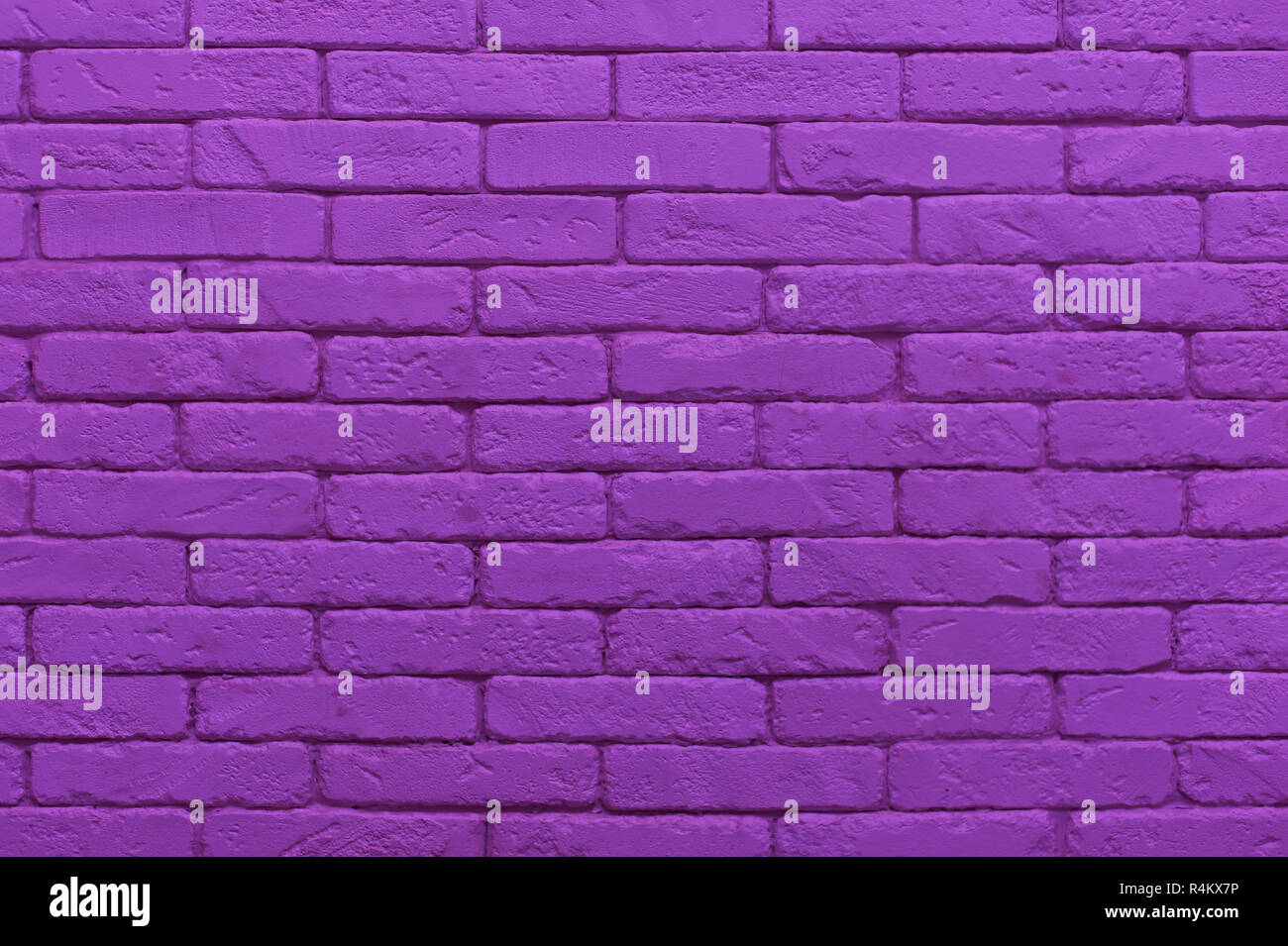 Ultravioletto parete in mattoni dipinti alla soluzione satura di colore viola. closeup sfondo texture Foto Stock