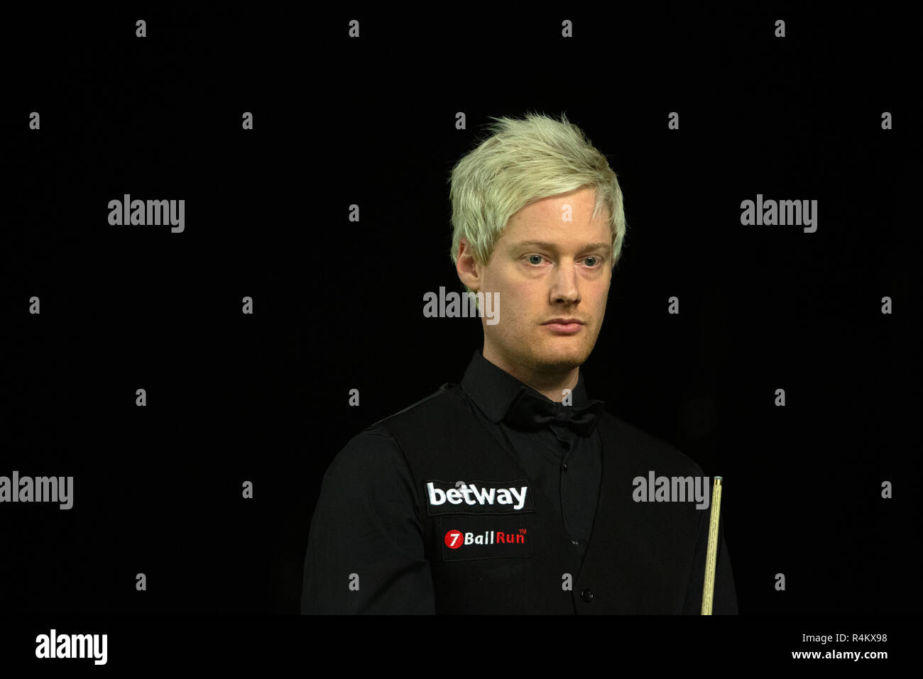 Neil Robertson durante la sua partita contro Kishan Hirani durante il giorno uno del Betway campionato britannico al York Barbican. Foto Stock