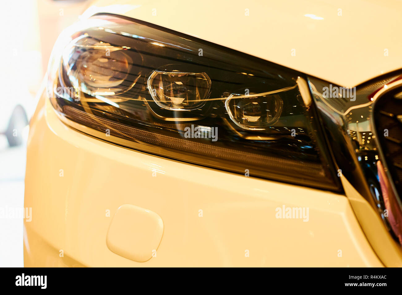 Fari di automobile di nuove auto moderna. gialla toni caldi. closeup Foto Stock