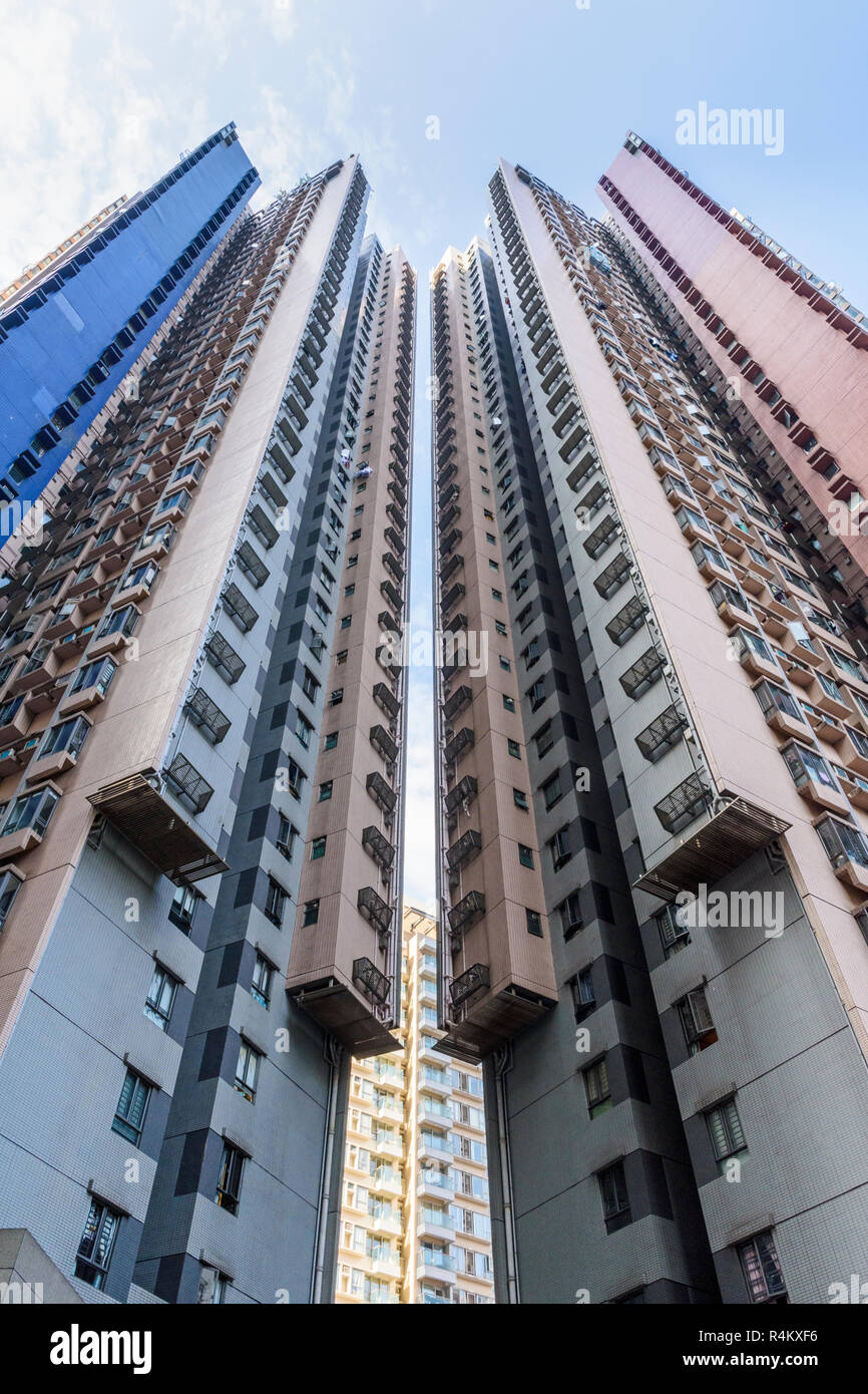 Guardando verso l'alto i grattacieli residenziali di Hollywood Terrazza blocco A e blocco B, Centrale di Hong Kong Foto Stock