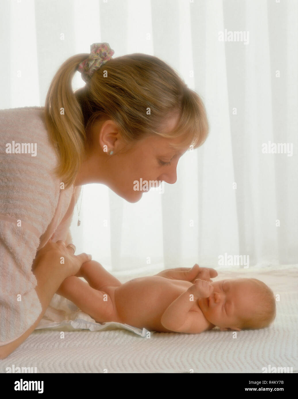 Madre con bambino neonato. Foto Stock