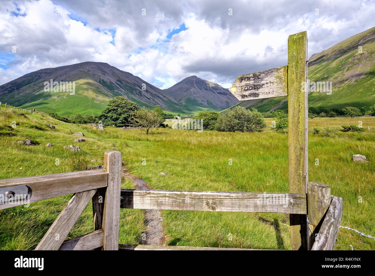 Wasdale testa su una soleggiata giornata d'estate con grande timpano in distanza, Parco Nazionale del Distretto dei Laghi Cumbria Inghilterra England Regno Unito Foto Stock