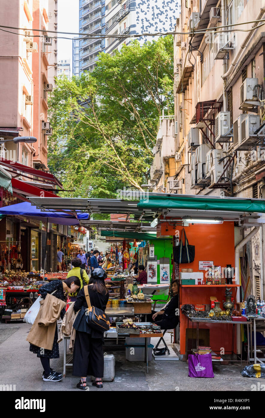 I turisti a fare shopping lungo superiore fila Lascar, comunemente noto come Cat St in Hong Kong Foto Stock