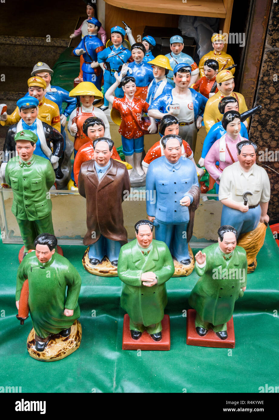 Figure di porcellana di Mao Tse Tung, Cat mercato St, Upper Lascar Row, Sheung Wan, Hong Kong Foto Stock
