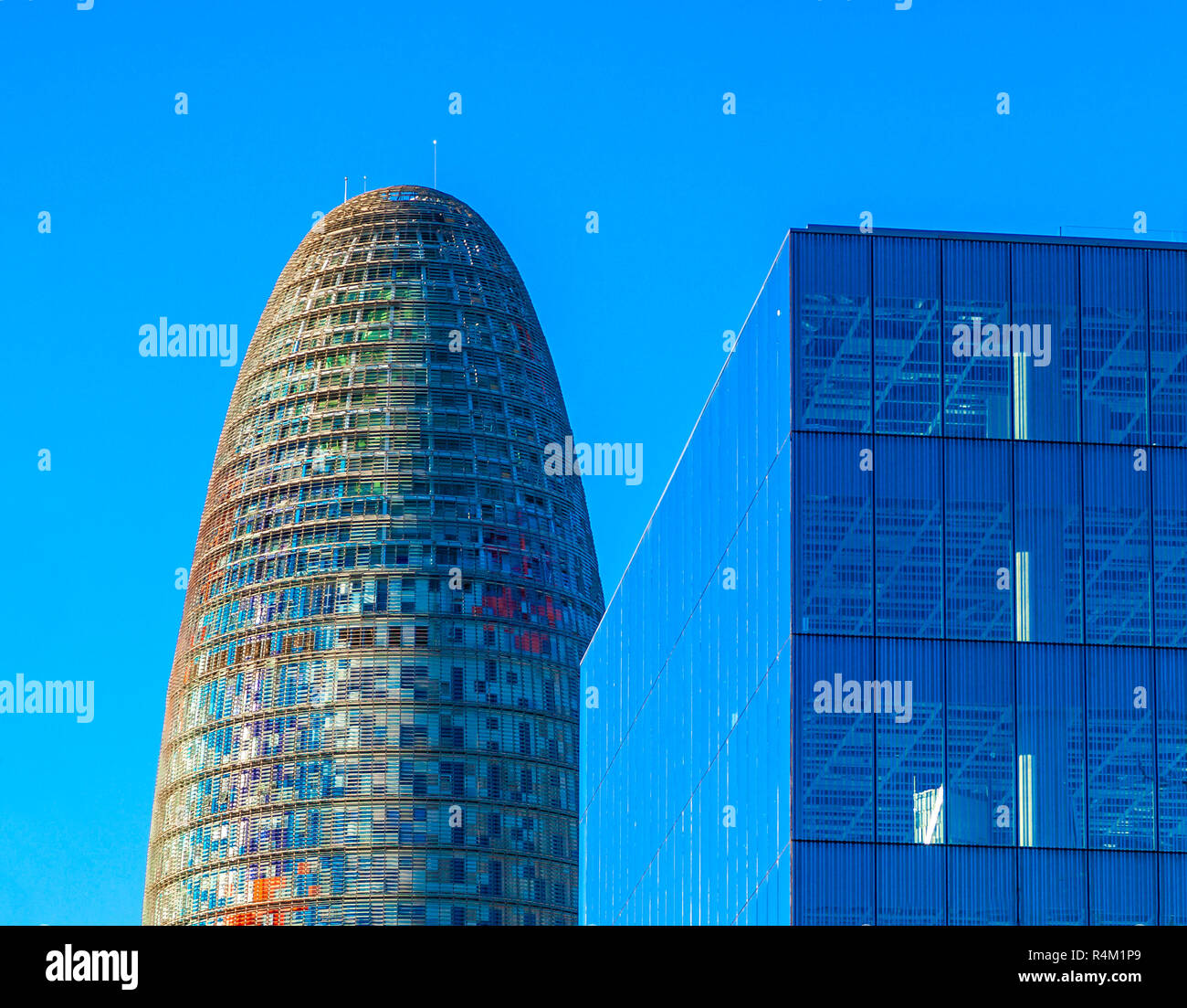 Barcellona business district con Torre Agbar grattacielo progettato da Jean Nouvel. Foto Stock