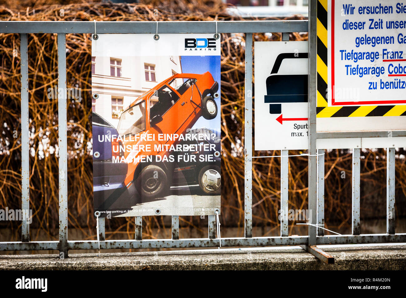 Il cartello traduce dal tedesco: 'Parcheggio senza incidente' Foto Stock
