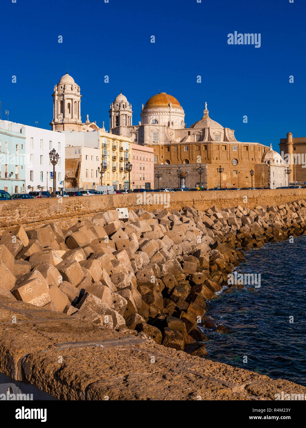 CADIZ, Spagna - 15 novembre: veduta della città di Cadiz il 12 novembre 2017. Cadice è delimitata dal mare e la sua cattedrale può essere visto in backgrou Foto Stock