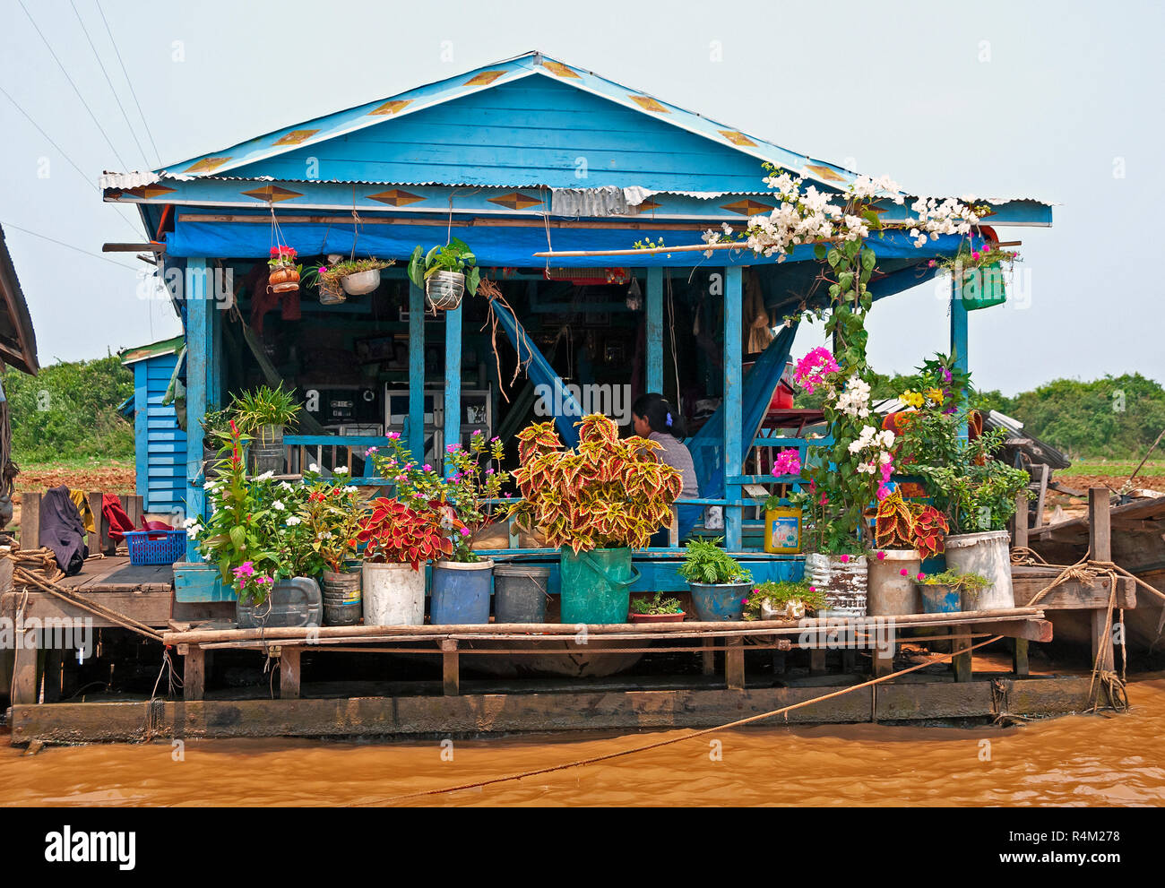 Lago Tonle Sap, in Cambogia. Flottante colorato villaggio di pescatori case sul lago Tonle Sap, il Sud Est asiatico Foto Stock