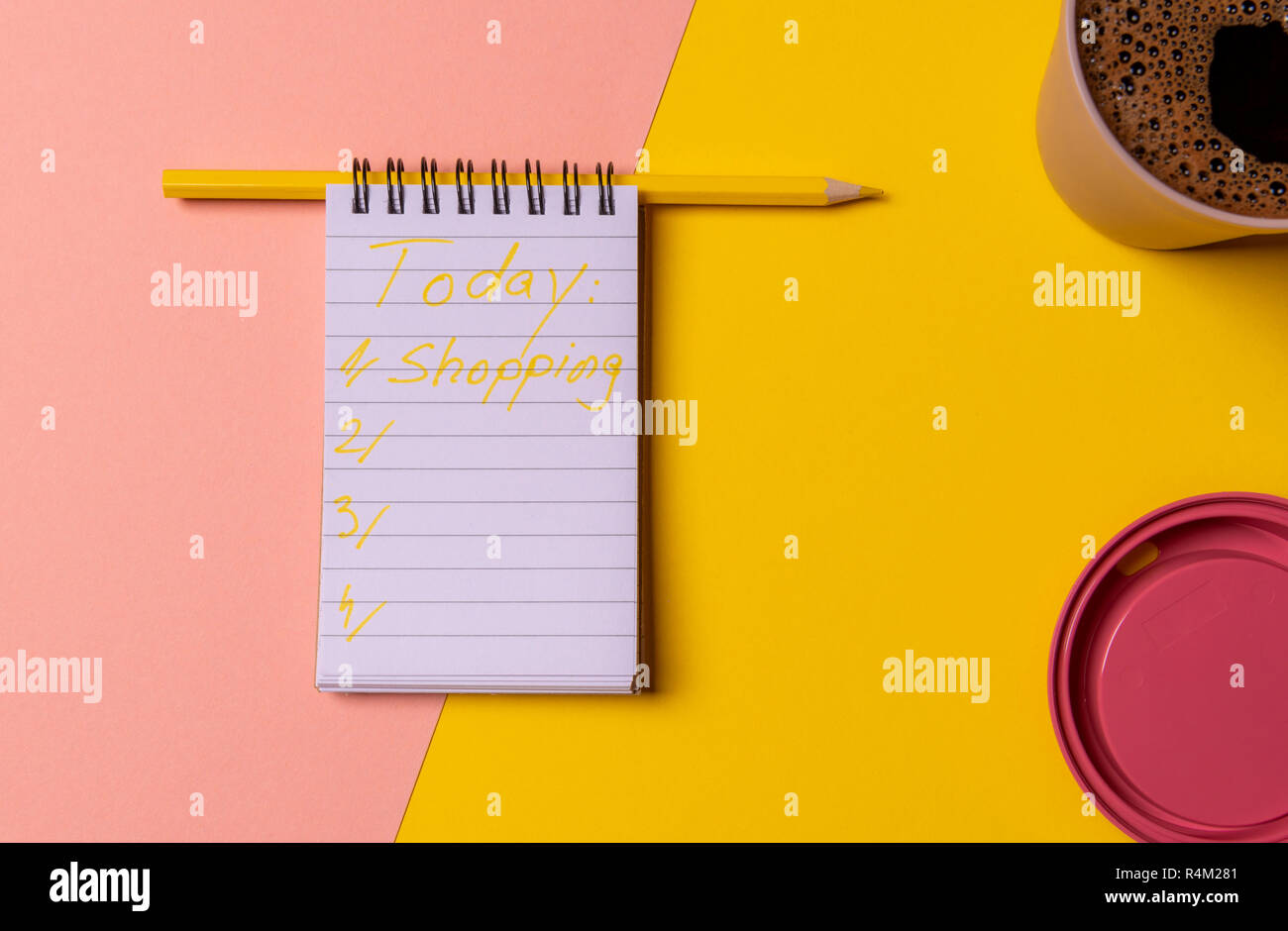 Elenco delle cose da fare per oggi solo con la parola carrello sul notebook. Il concetto di gestione con i piani giornalieri su un notebook e una tazza di caffè Foto Stock Elenco delle cose da fare per oggi solo con la parola carrello sul notebook. Il concetto di gestione con i piani giornalieri su un notebook e una tazza di caffè Foto Stock