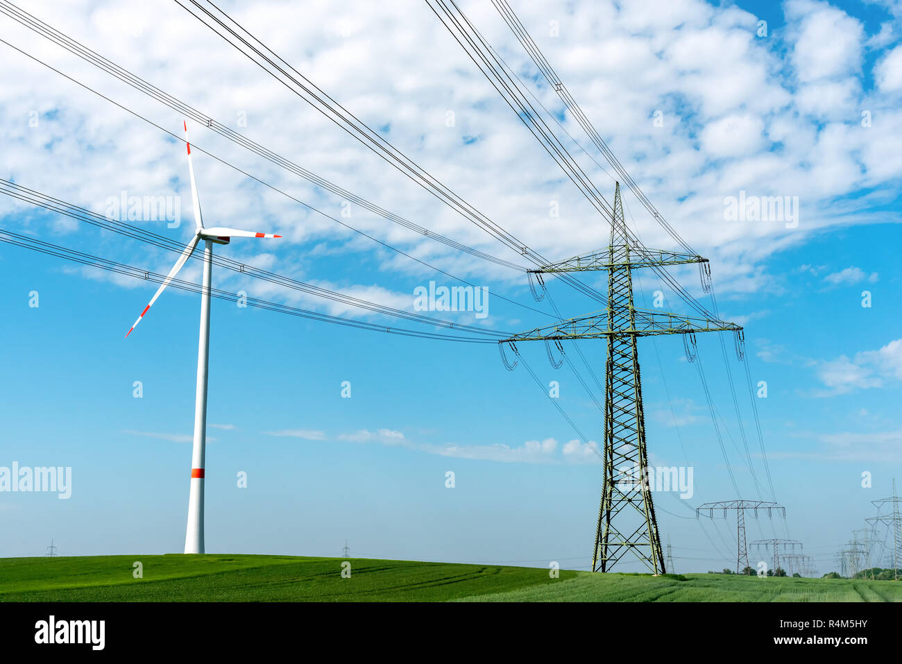 La linea di alimentazione e la turbina eolica visto in Germania Foto Stock