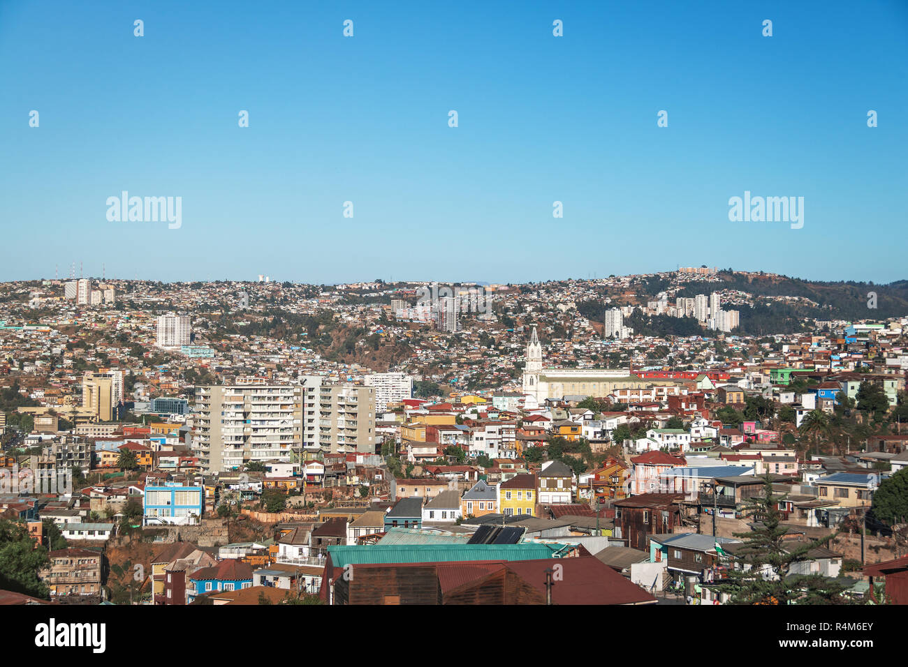 Vista aerea di Valparaiso e Las Carmelitas chiesa da Plaza Bismarck a Cerro Carcel Hill - Valparaiso, Cile Foto Stock