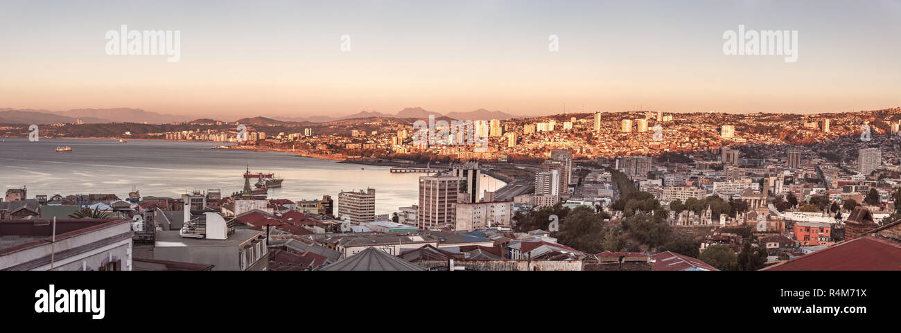 Panoramica vista aerea di Valparaiso dal Cerro Alegre collina al tramonto - Valparaiso, Cile Foto Stock