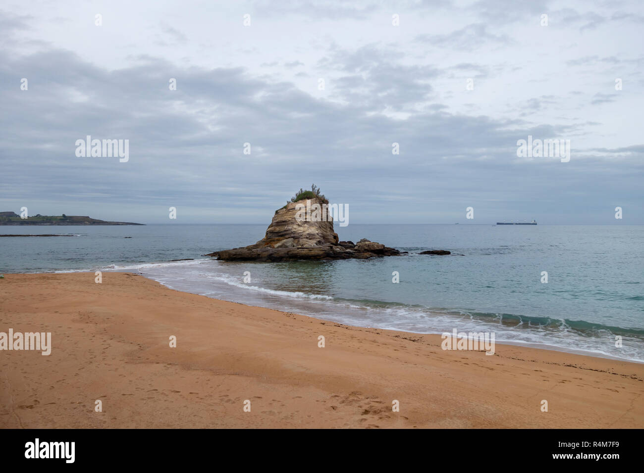 Roccia nella spiaggia di El Camello a Santander, Spagna Foto Stock