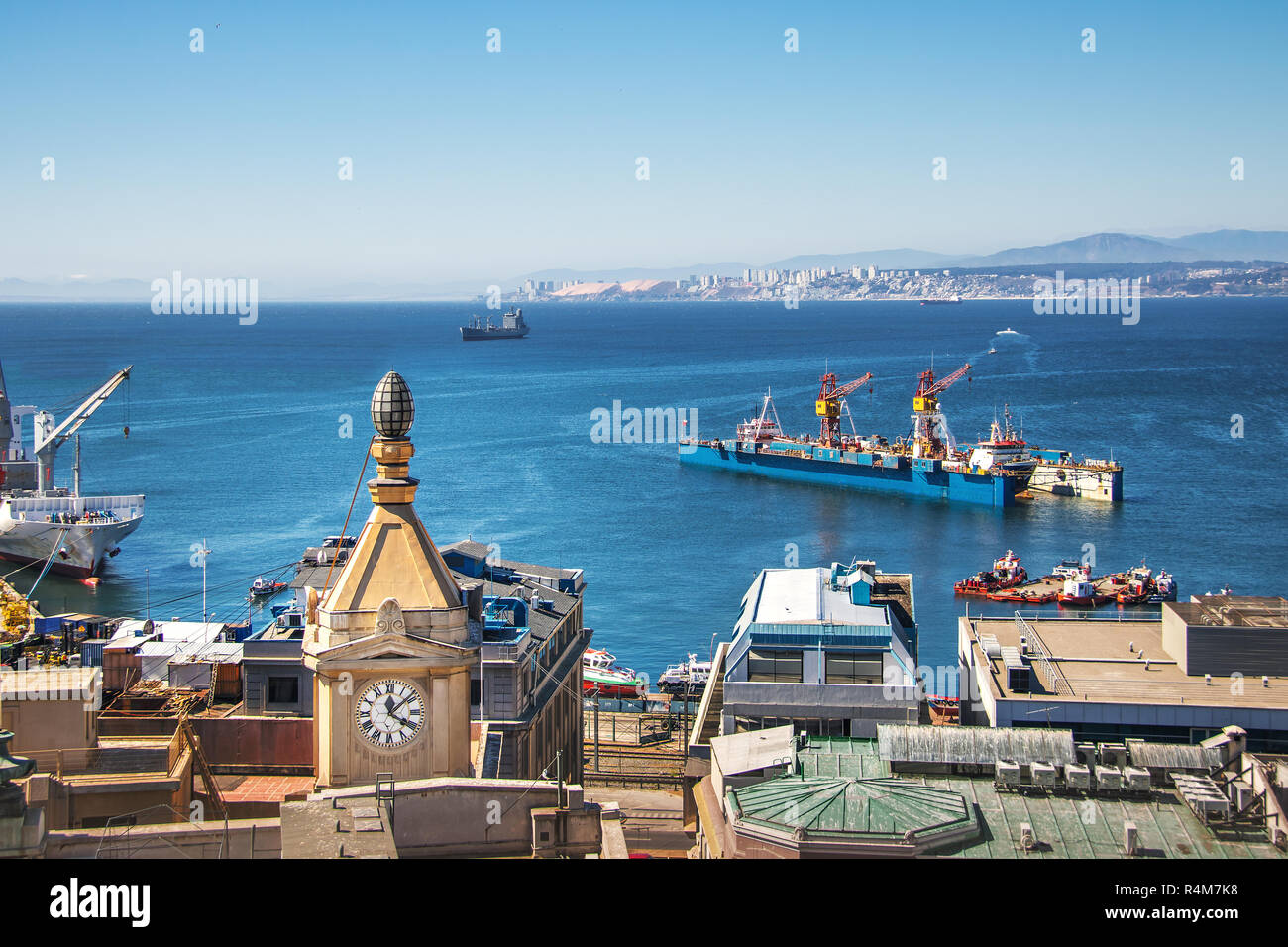 Vista aerea della baia di Valparaiso e Reloj orologio Turri Torre da Paseo Gervasoni a Cerro Concepcion Hill - Valparaiso, Cile Foto Stock