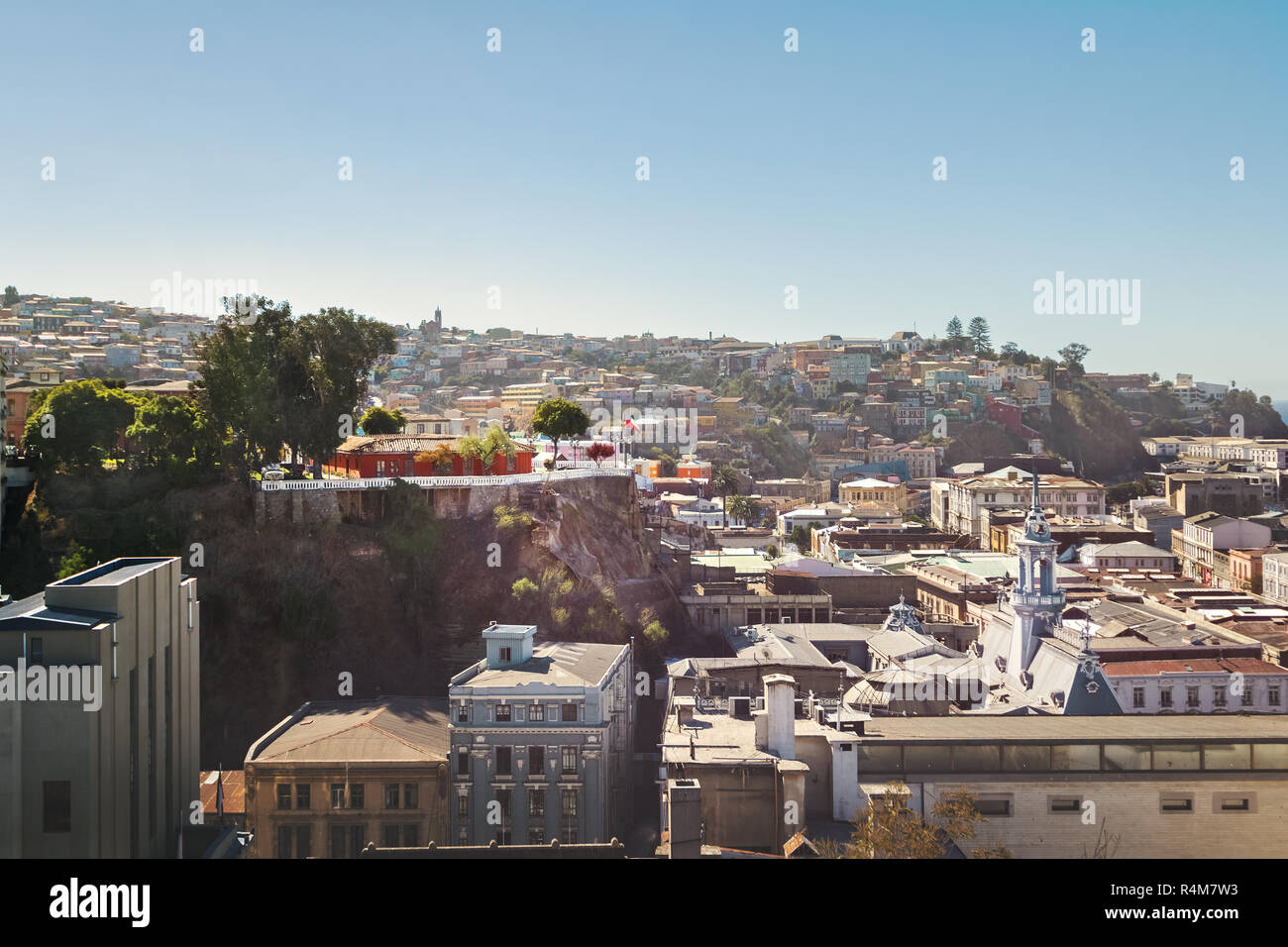 Vista aerea di Valparaiso con Lord Cochrane Museo e marina cilena edificio dal Paseo Yugoslavo a Cerro Alegre Hill - Valparaiso, Cile Foto Stock