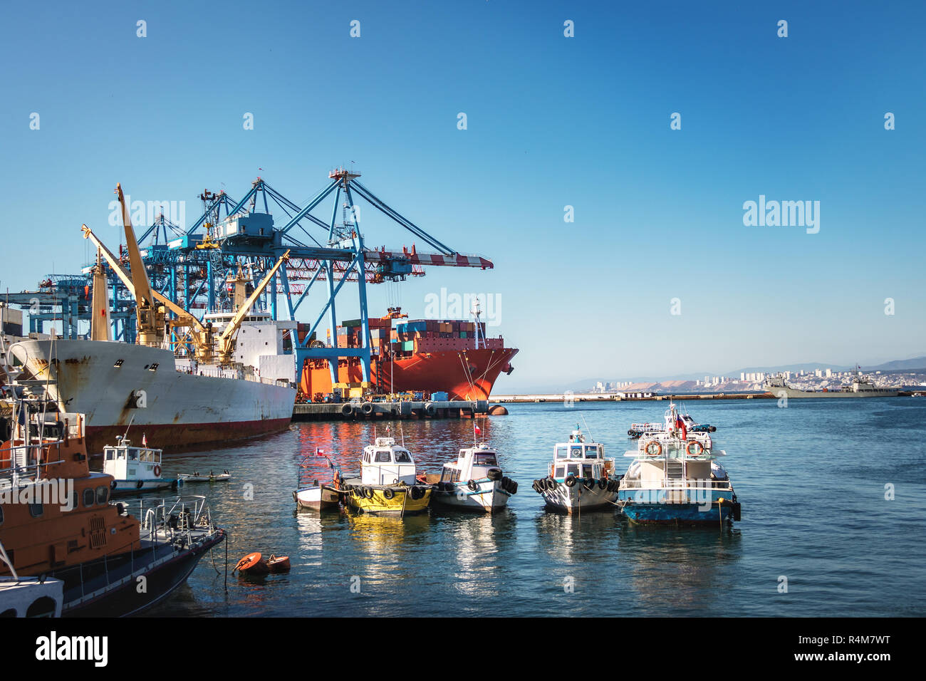 Muelle Prat Pier e il Porto di Valparaiso - Valparaiso, Cile Foto Stock