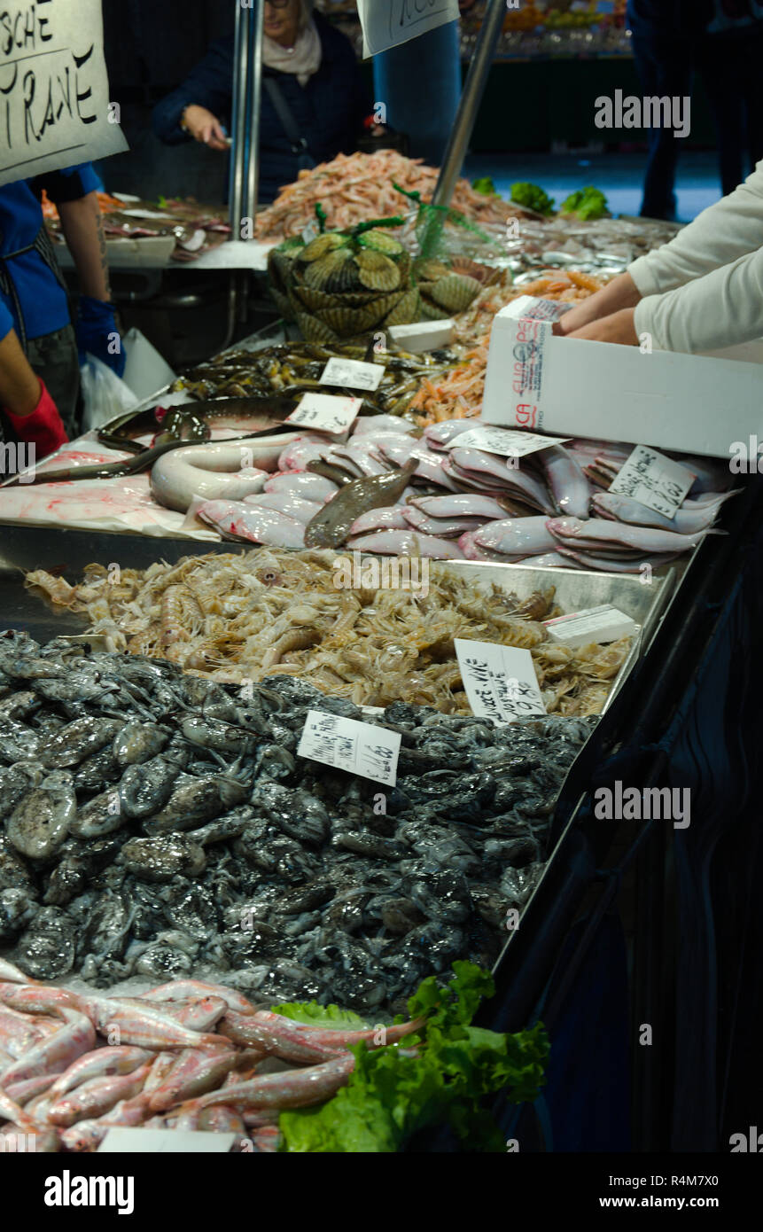 La vendita del pesce al mercato de realto Foto Stock