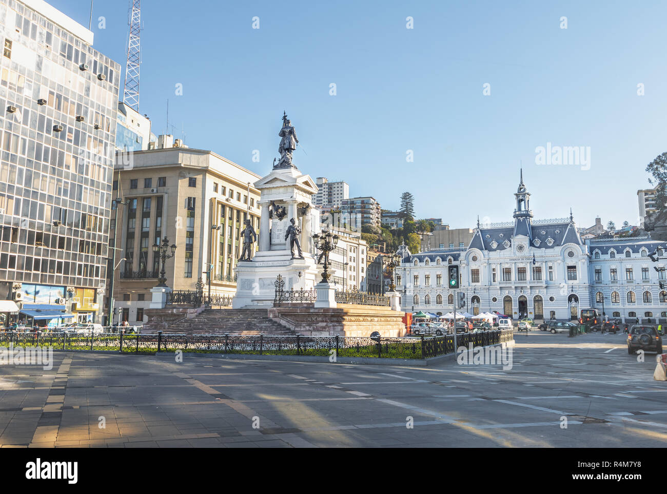 Plaza Sotomayor e Piazza Marina cilena (Armada de Chile) edificio - Valparaiso, Cile Foto Stock