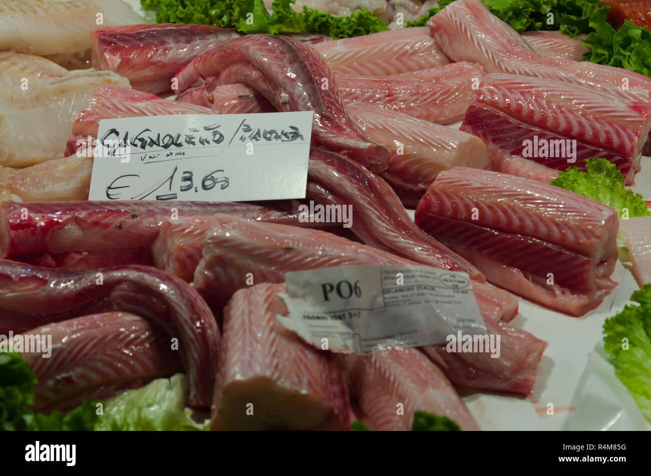 La vendita del pesce al mercato de realto Foto Stock