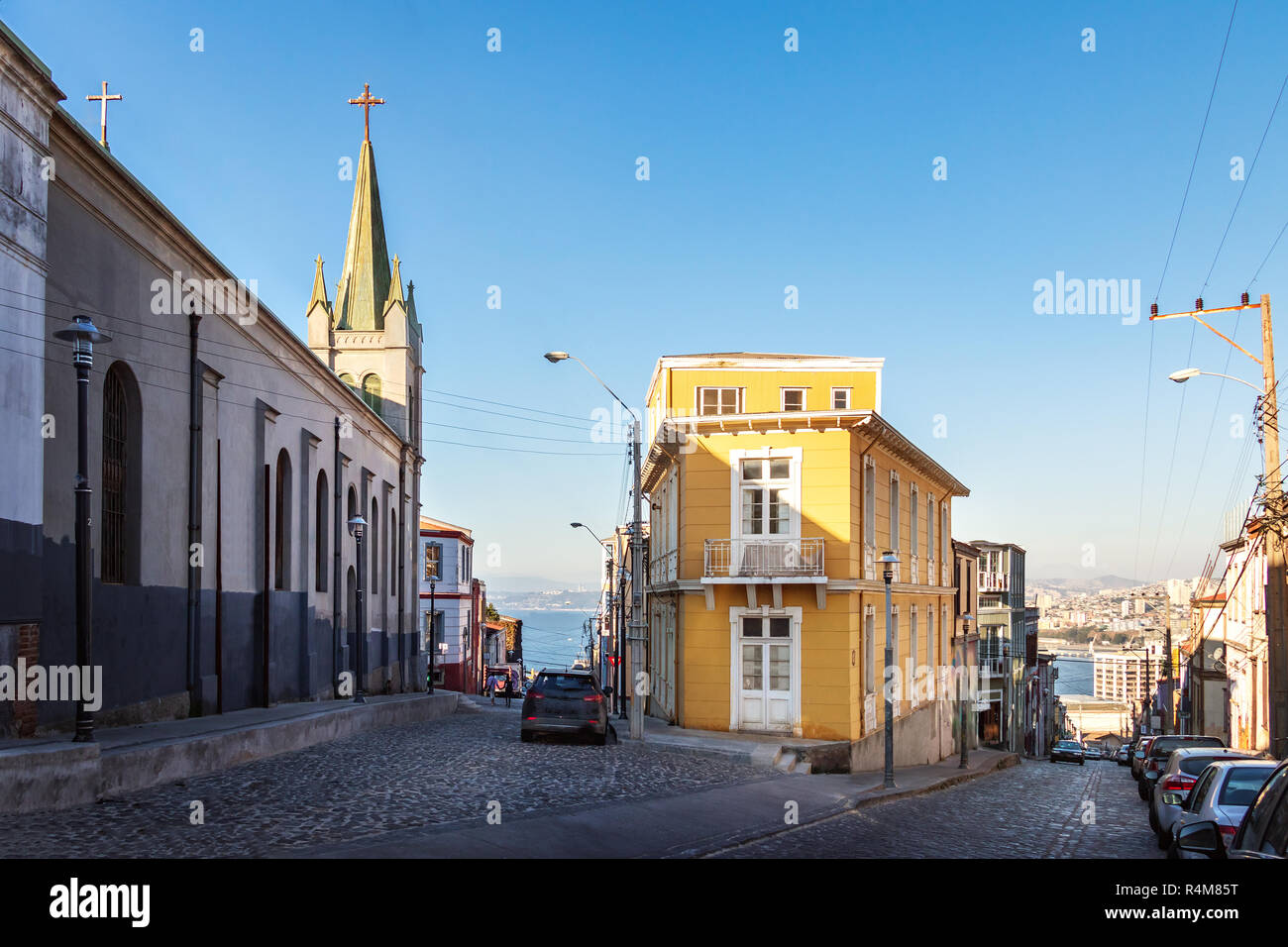Strade di Cerro Alegre e San Luis Gonzaga Chiesa - Valparaiso, Cile Foto Stock