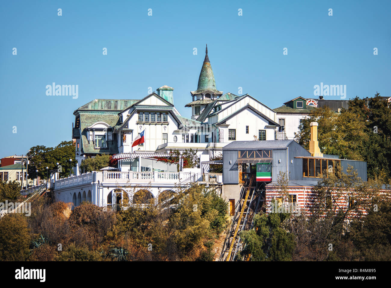 Palazzo Baburizza e Ascensor El Peral sollevare a Cerro Alegre Hill - Valparaiso, Cile Foto Stock