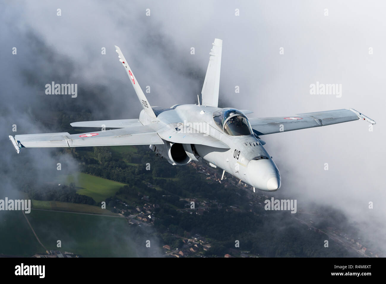 Volare con il McDonnell Douglas F/A-18C Hornet della Swiss Air Force. Foto Stock