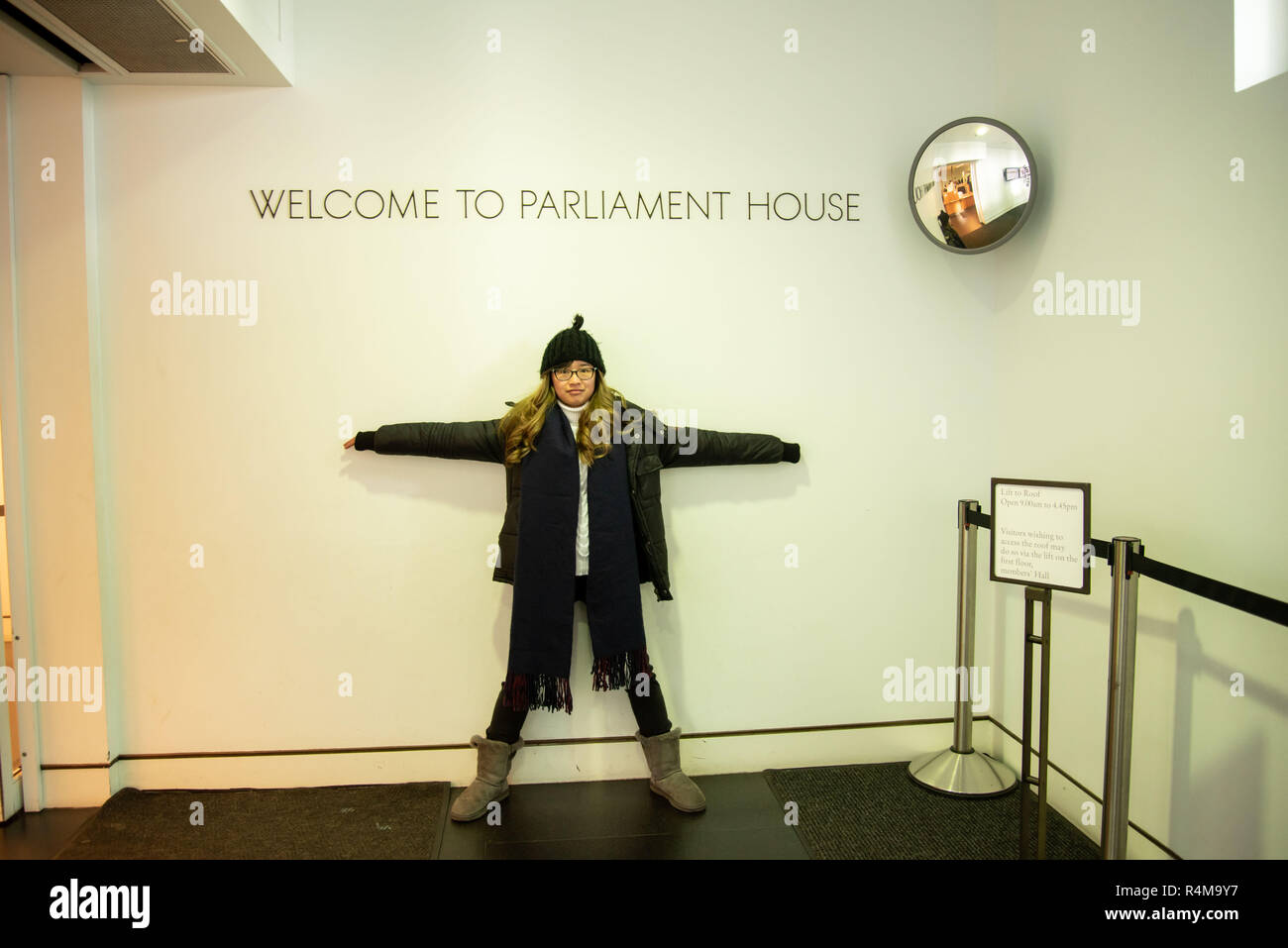 Giovani asiatici donna australiana che pongono all'ingresso nella parte anteriore del benvenuto a Casa del Parlamento a Canberra, Australia. Foto Stock