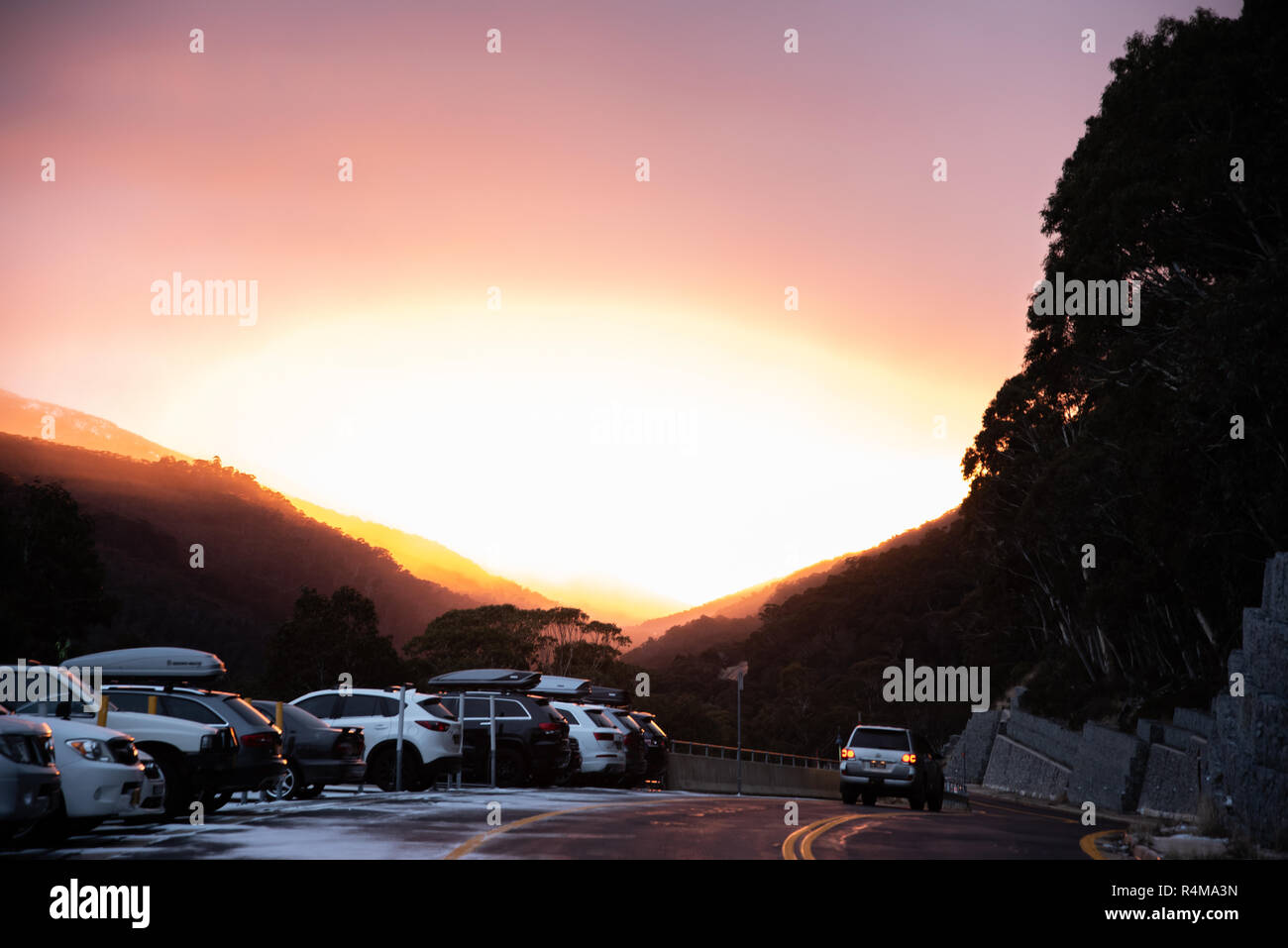 8 Luglio 2017 - Thredbo, Australia - Sunrise all'ingresso superiore di Thredbo Foto Stock